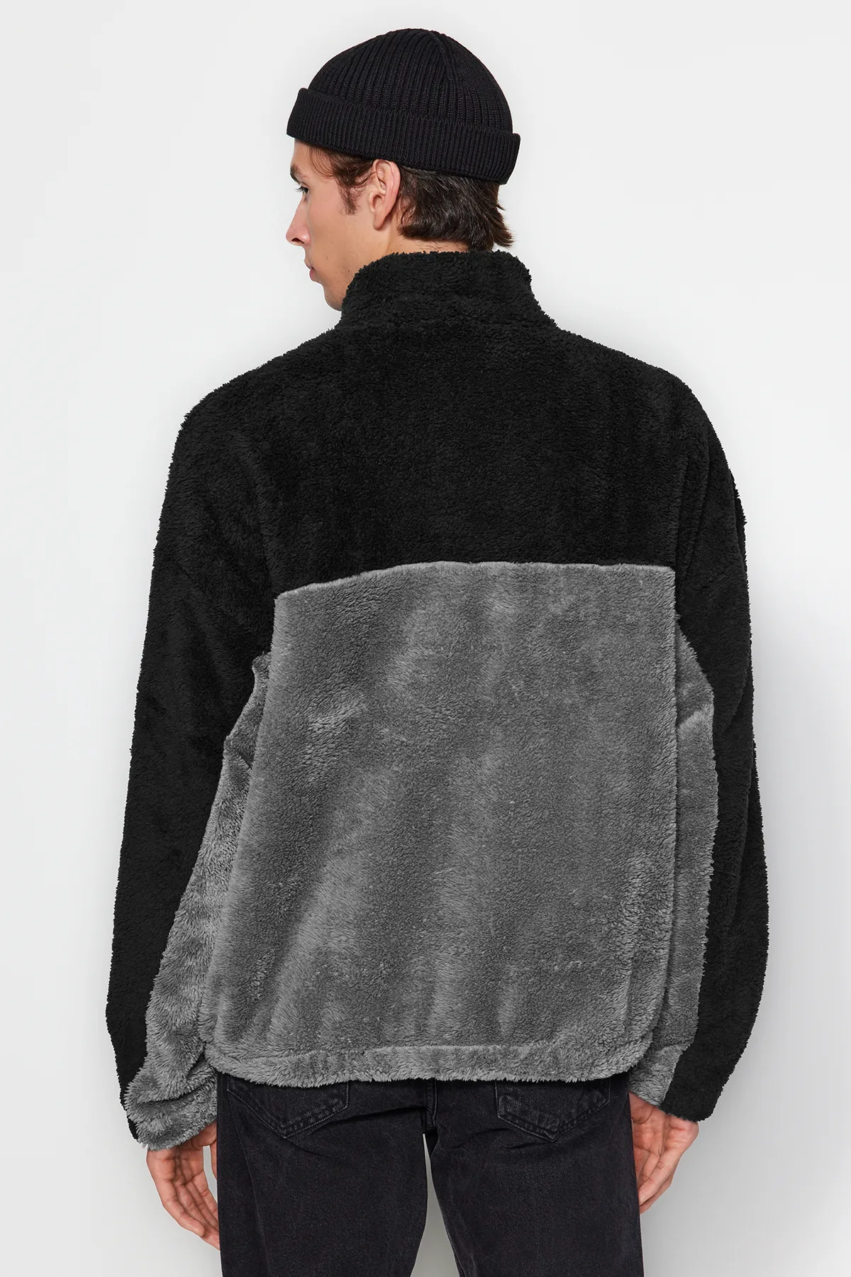 Trendyol Collection  Schwarzes Unisex-Sweatshirt in Übergröße/Weitschnitt, Farbblock, minimale Stickerei, warmes Plüsch-Sweatshirt TMNAW22SW1477