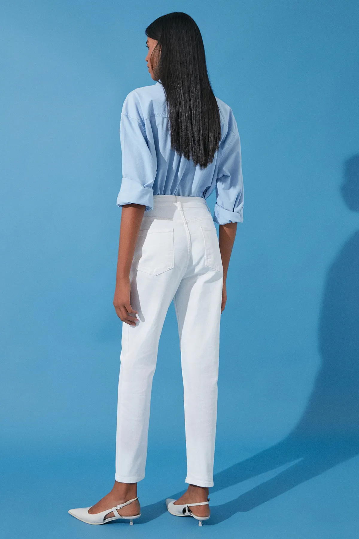 Trendyol Collection  Weiße, nachhaltigere Mom-Jeans mit hoher Taille TWOSS24JE00122