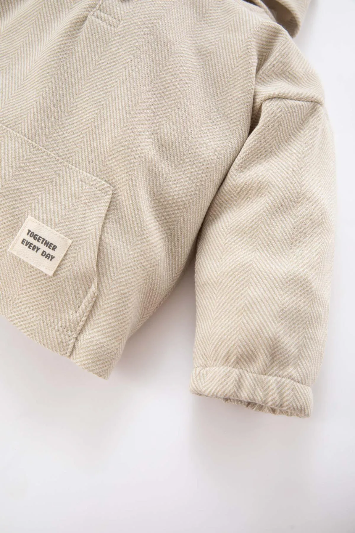 DeFacto  Sweatshirt mit normaler Passform und Knopfkragen für Babys (Jungen).