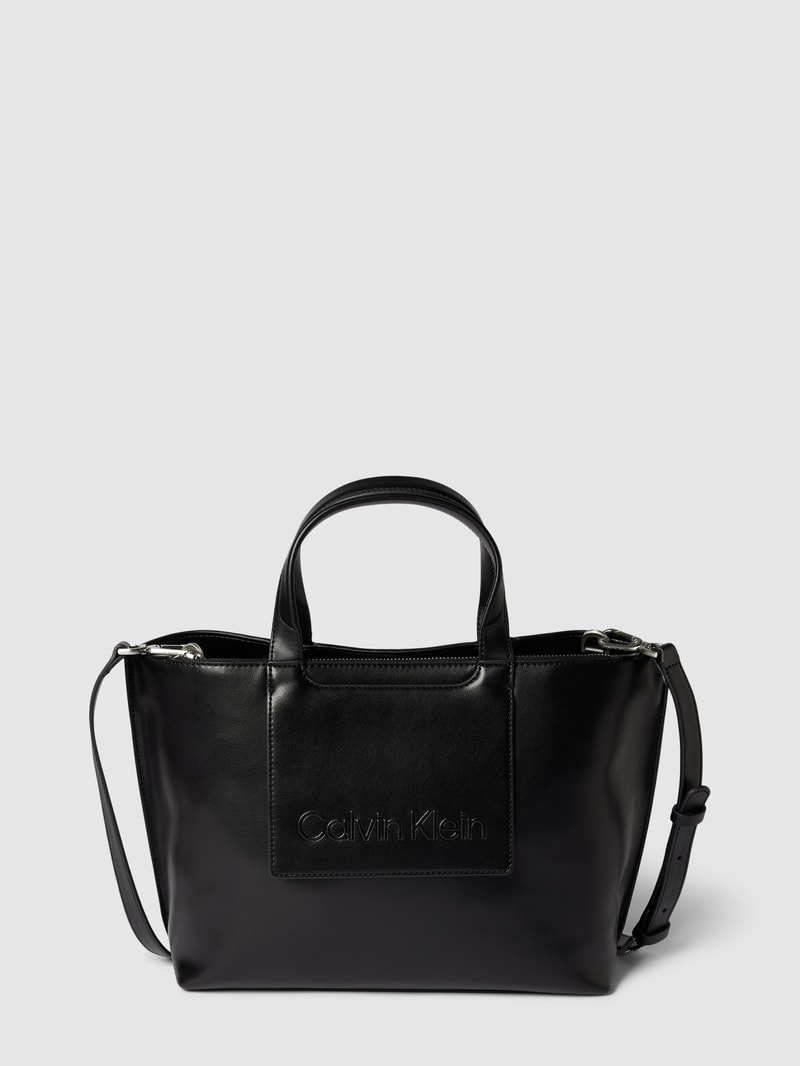 Handtasche in Leder-Optik mit Label-Print in schwarz