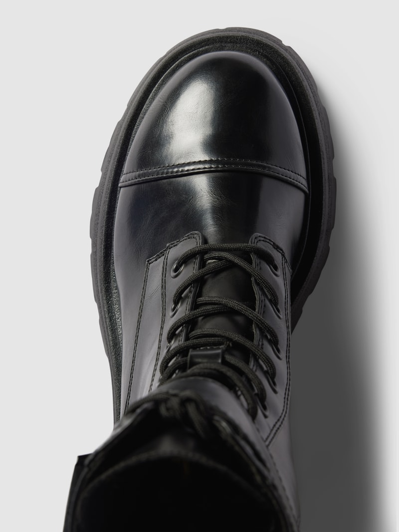 Boots mit Schnürung und profilierter Sohle in schwarz