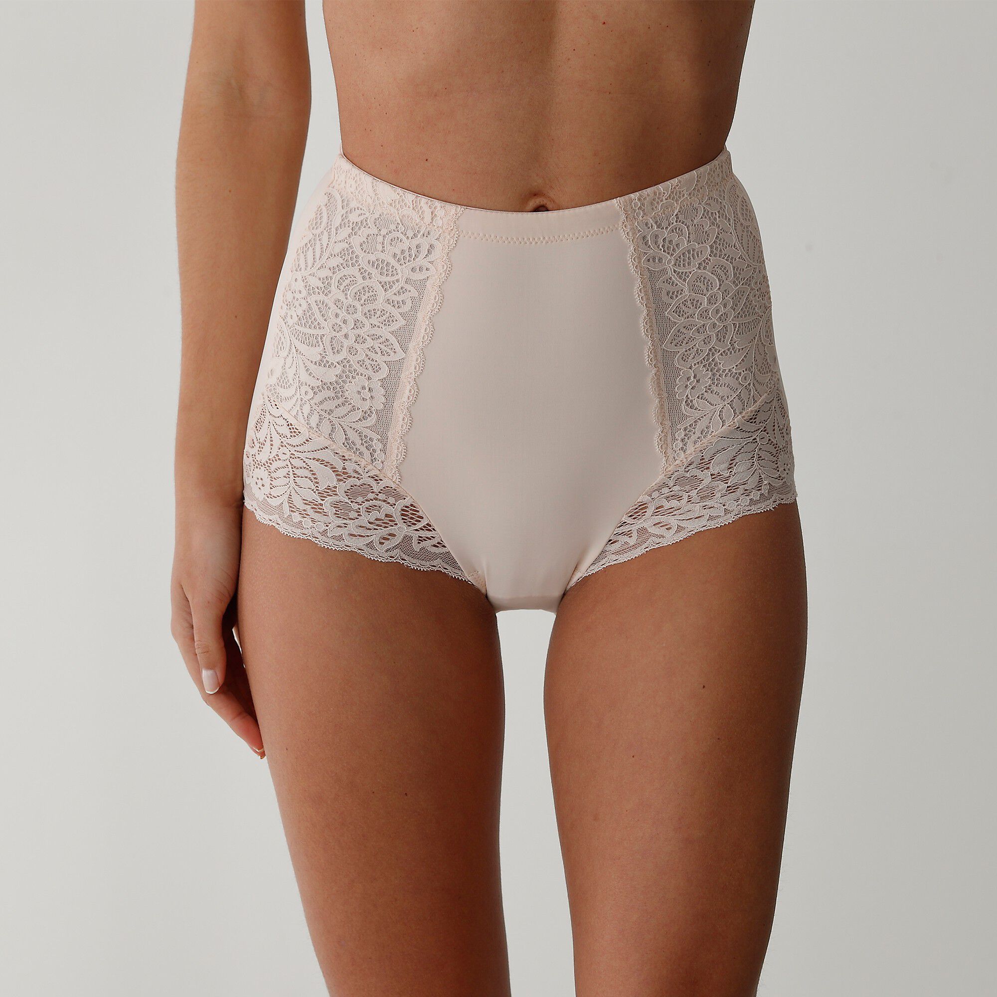 Gaine affinante plastron dentelle
