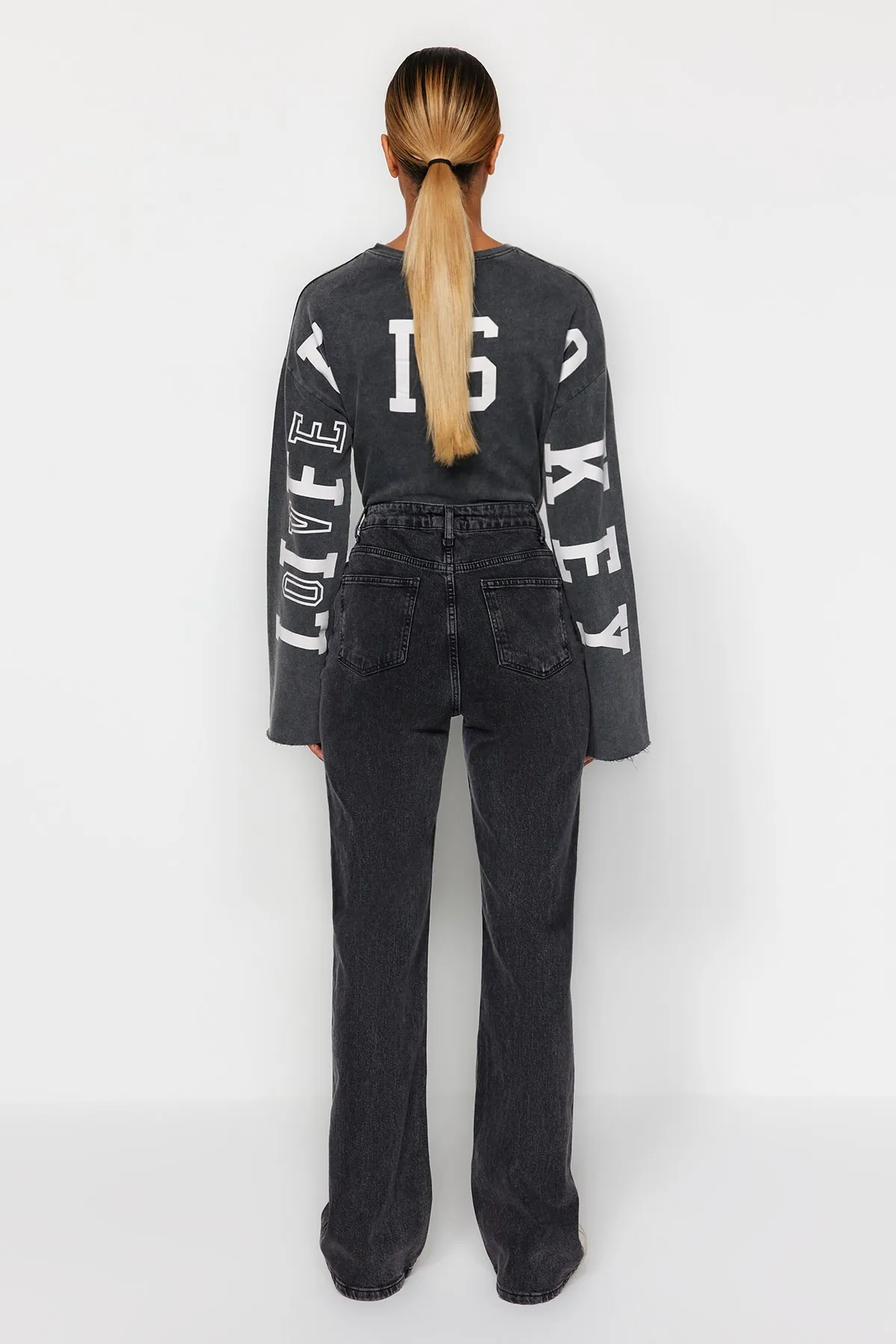 Trendyol Collection  Schwarze bequeme Jeans mit hoher Taille und weitem Bein TWOAW24JE00069
