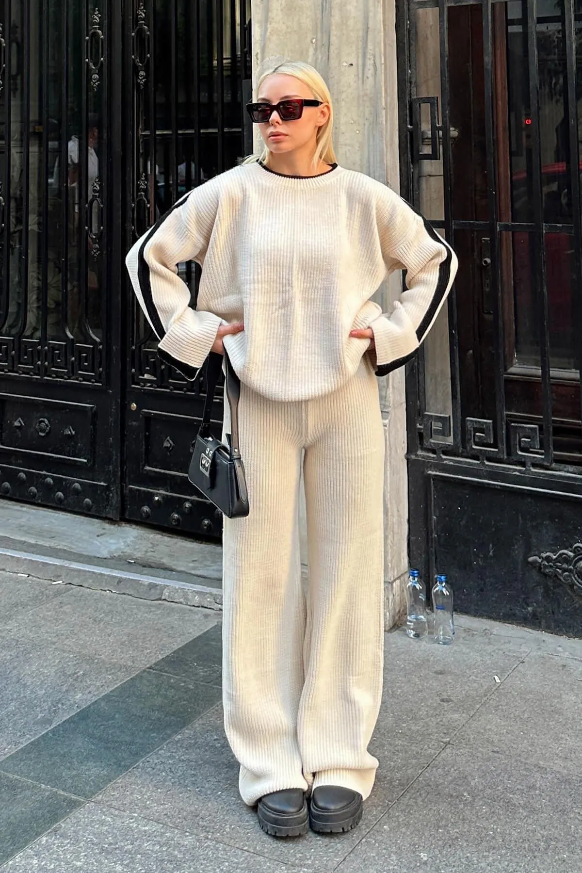 Swist  Beigefarbener Damen-Strickanzug mit Schulterstreifen und detailliertem Rundhalsausschnitt und doppelten Bündchen. Pullover-Hose unten-oben