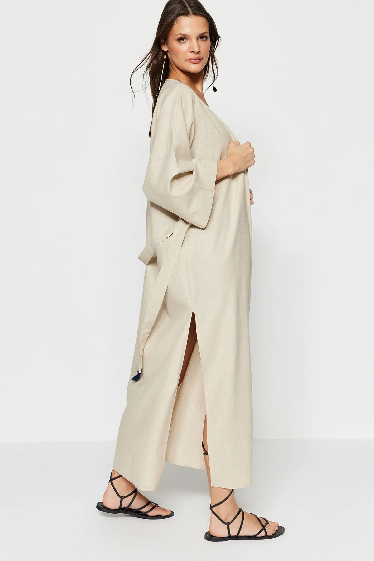 Trendyol Collection  Marineblauer Maxi-Kimono und Kaftan aus 100 % Baumwolle mit Gürtel, Stickereien und Stickereien TBESS20KM0051