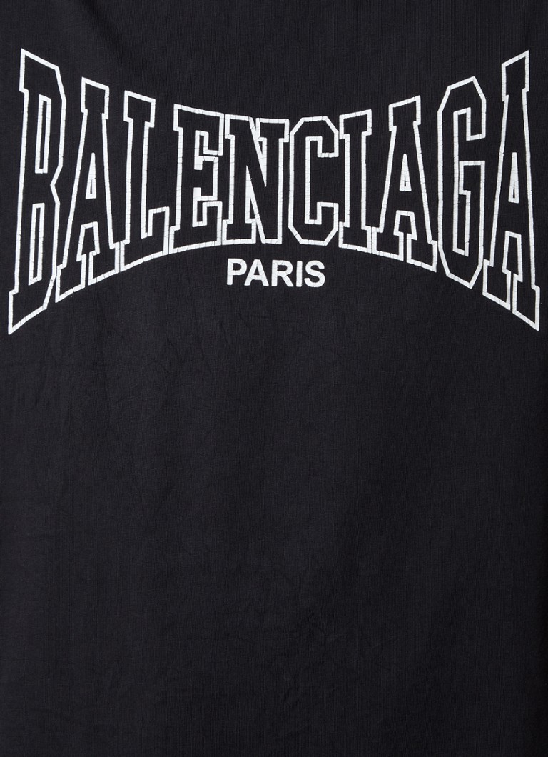 Balenciagan ylisuuri t-paita logolla