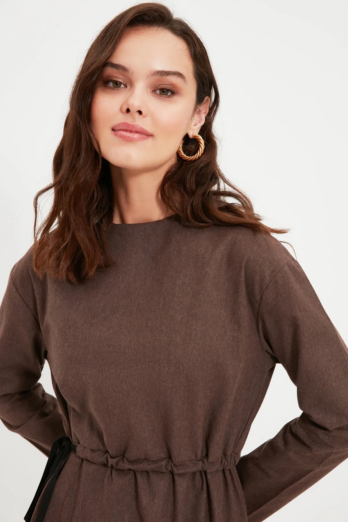 Trendyol Modest  Braunes gewebtes Kleid mit Rundhalsausschnitt und seitlicher Schleife TCTAW22EB0010