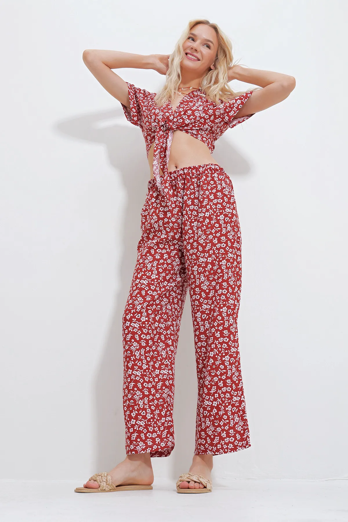 Trend Alaçatı Stili  Damen-Set mit gemusterter, gebundener Crop-Bluse und Hosen mit Taschen, unten und oben, gewebt, Alc-X11745