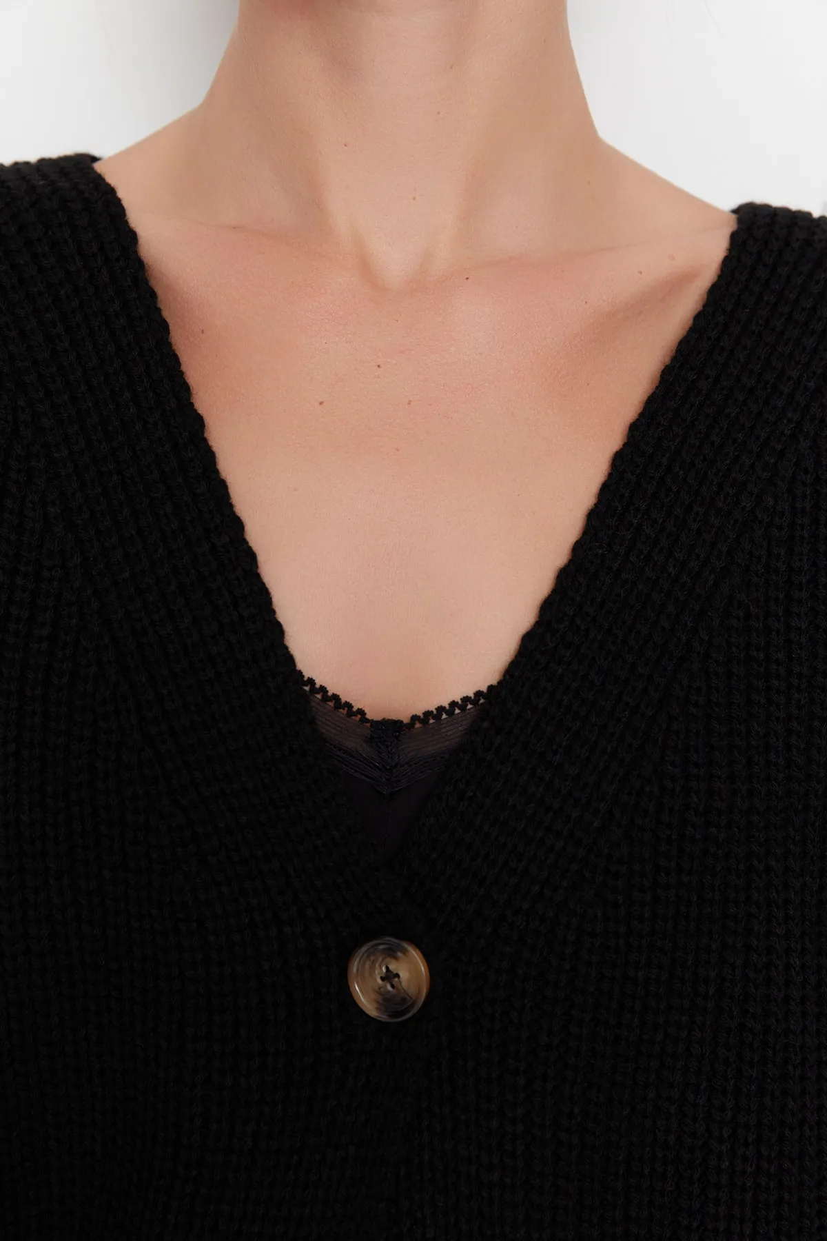 Trendyol Collection  Schwarzer Strickcardigan mit V-Ausschnitt und weiter Passform TWOAW21HI0251