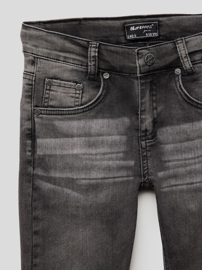 Jeans mit Label-Patch Modell 'Nos' in mittelgrau meliert