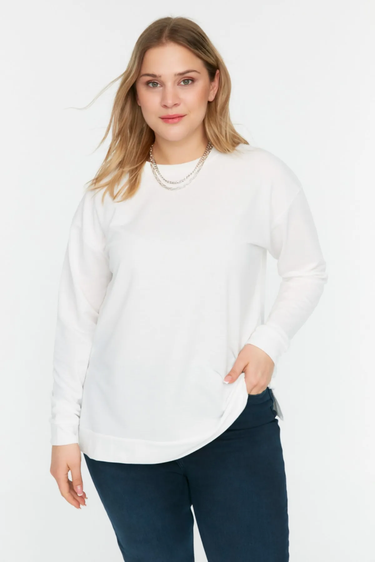 Trendyol Curve  Ecrufarbenes, dünnes Strick-Sweatshirt mit Schlitz und Details TBSSS22SW0172