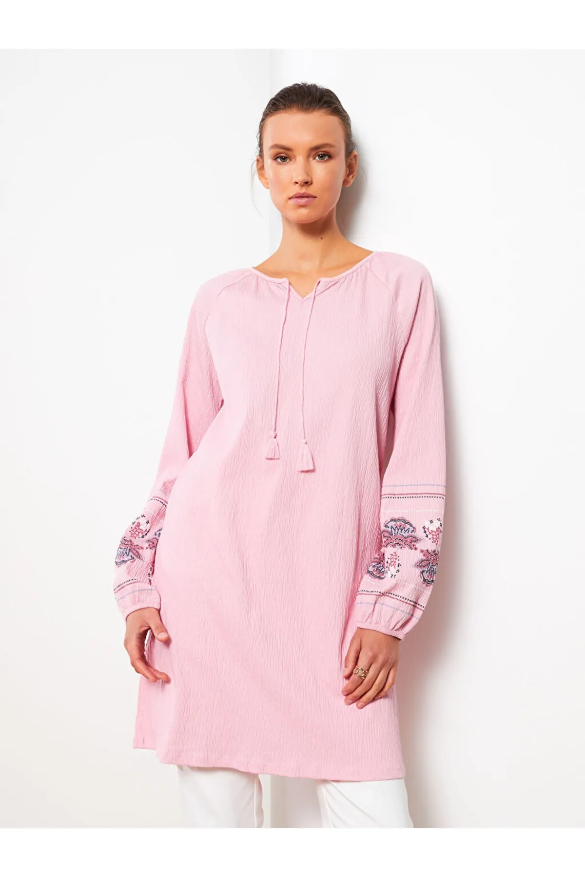 LC Waikiki  Langärmlige Tunika mit Bindekragen und Stickerei für Damen