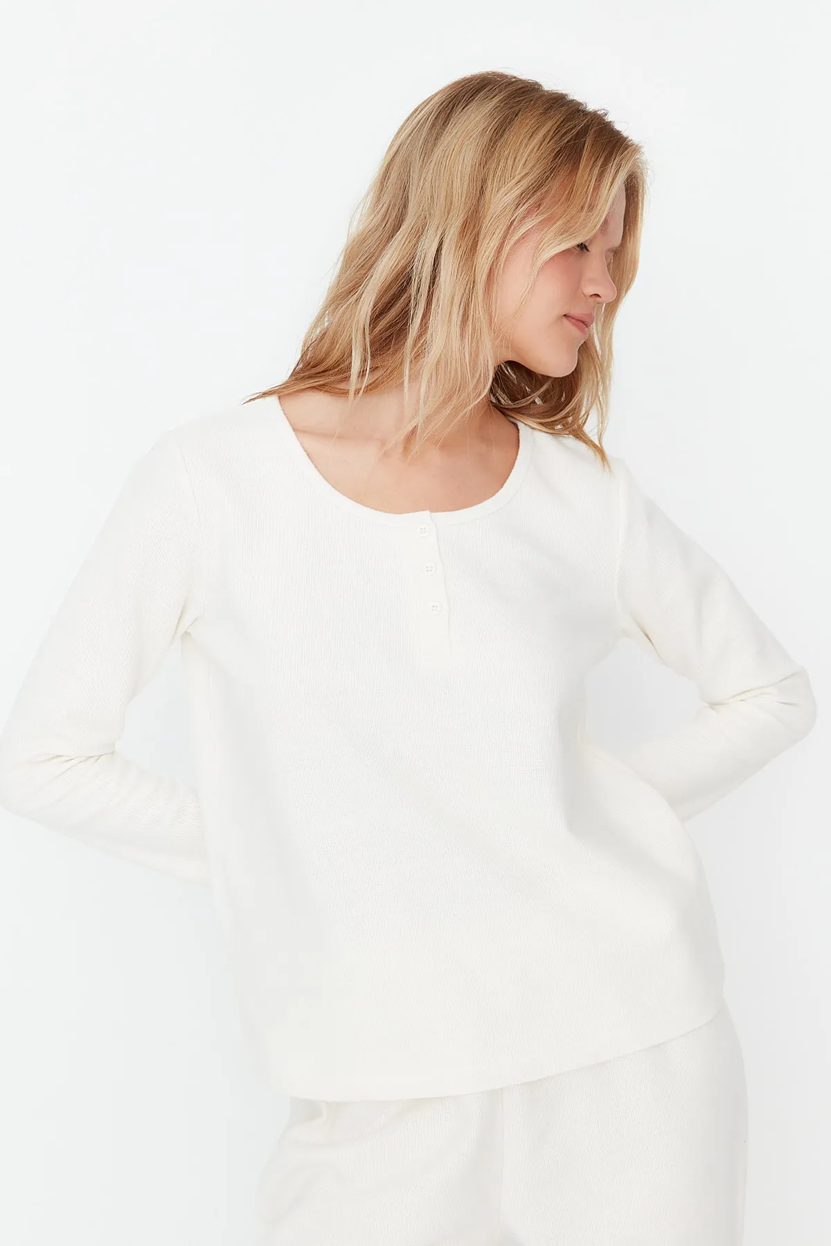 Trendyol Collection  Ecrufarbenes Thessaloniki-Pyjama-Set aus Strick mit Knopfdetail THMAW23PT00020