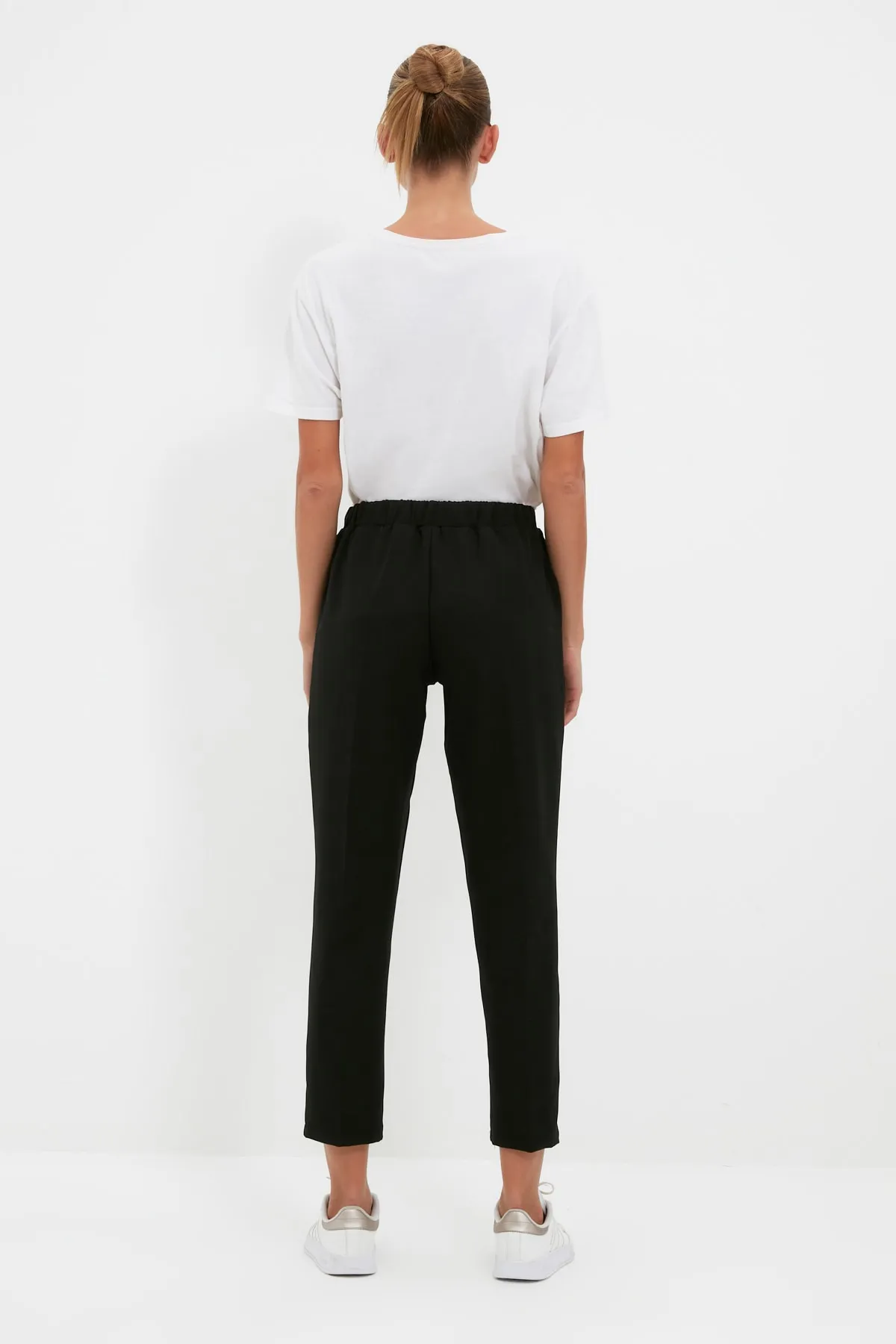 Trendyol Collection  Schwarze, detaillierte Jogger-Webhose mit Krawatte TWOSS19ST0212