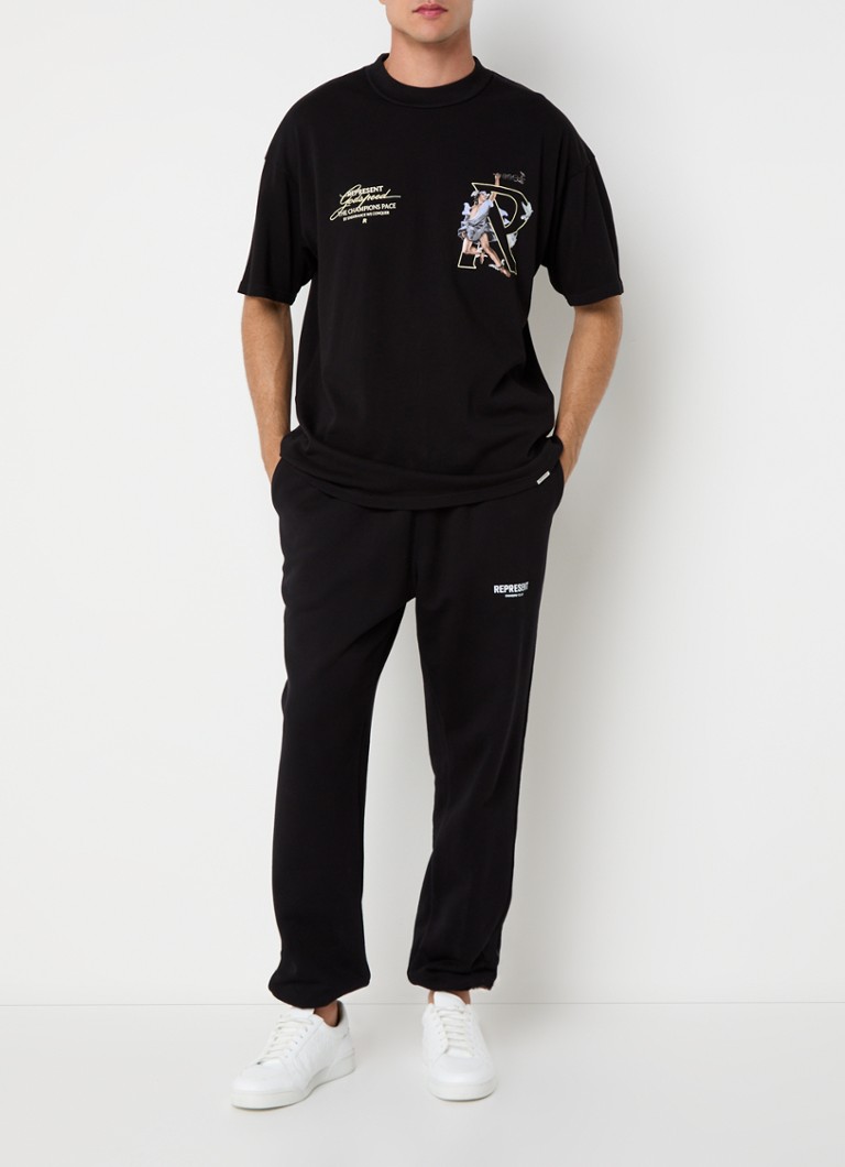 Prezintă un tricou Hermes cu logo și imprimeu pe spate.