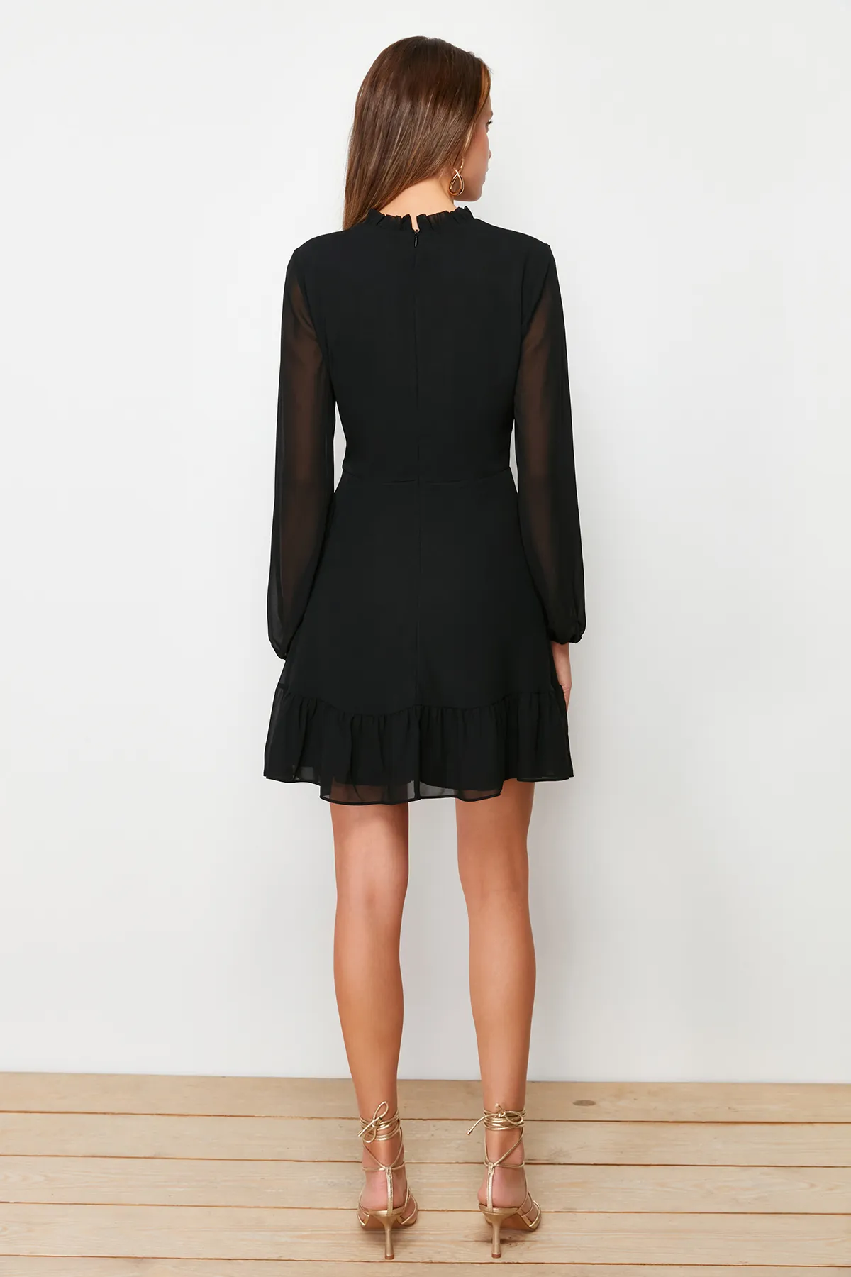 Trendyol Collection  Schwarzes A-Linien-Minikleid mit Rüschendetail und Stehkragen aus Chiffon mit Futter TWOAW24EL00722