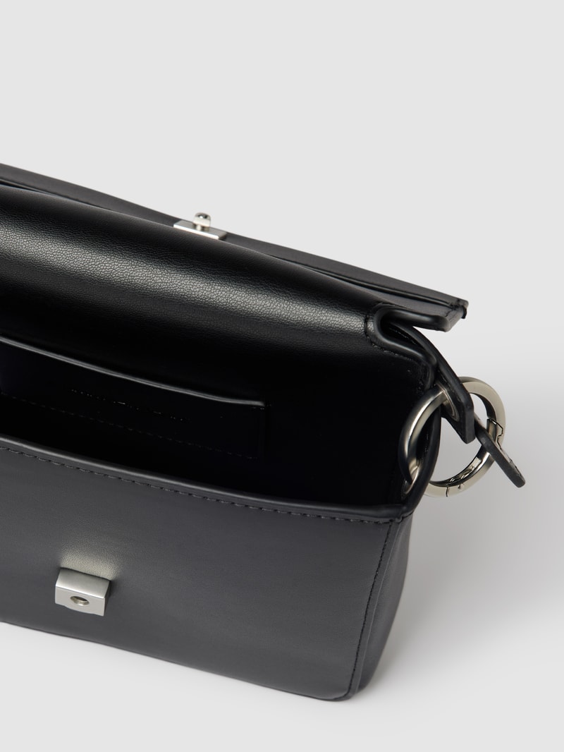 Umhängetasche mit Label-Prägung in schwarz