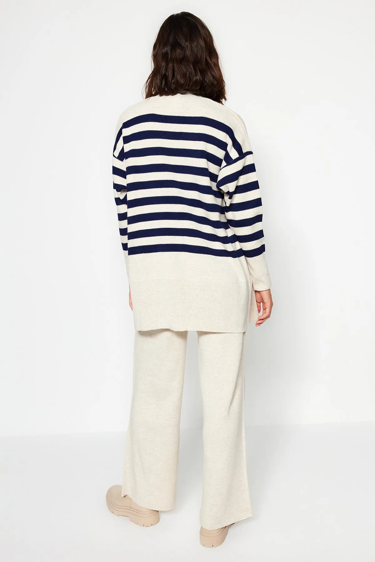Trendyol Modest  Beiges Set aus Oberteil und Unterteil mit Jacquard-Streifen, Strickjacke und Hose mit Knopfleiste TCTAW24US00054
