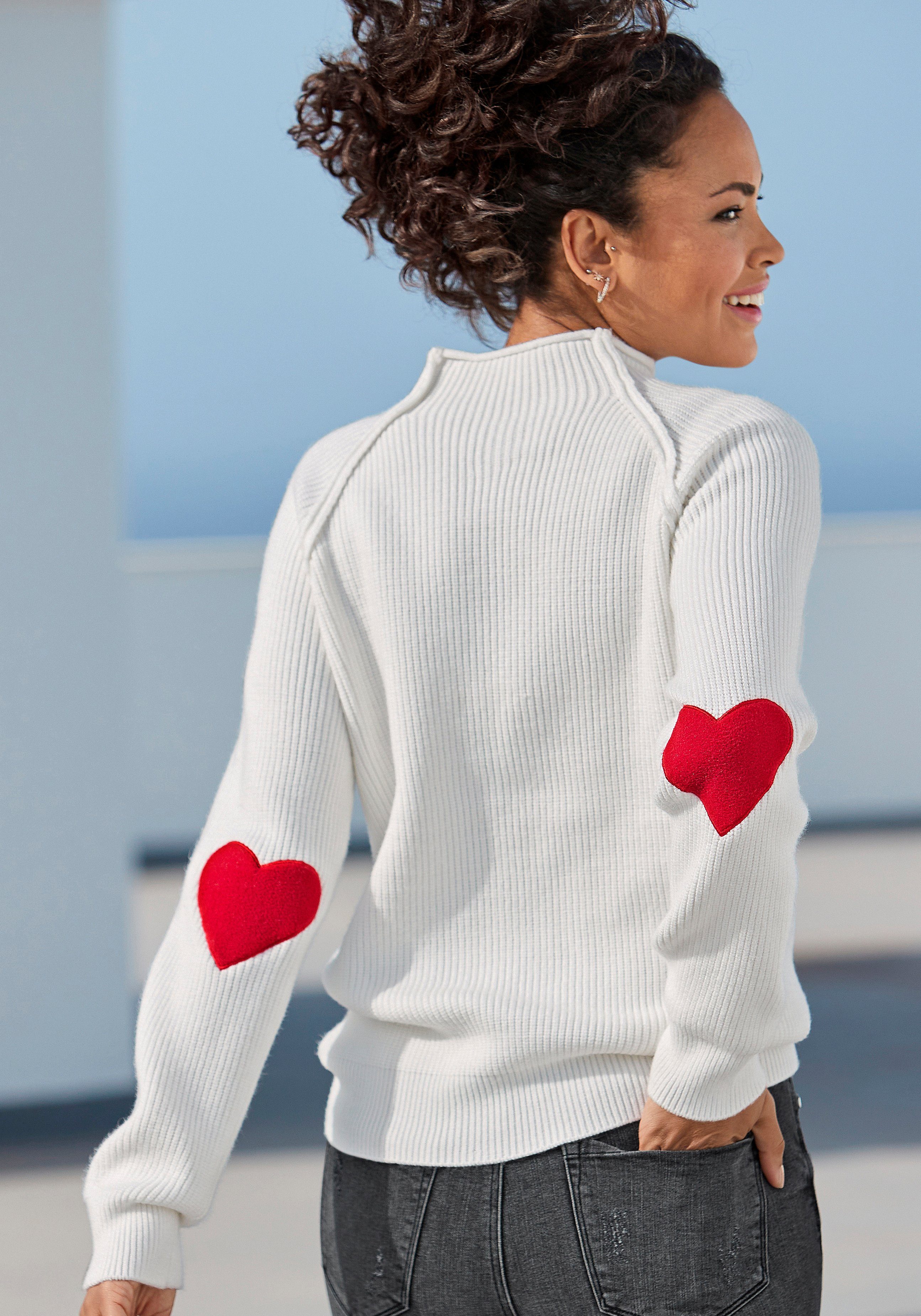 LASCANA Stehkragenpullover mit Herzchendetails