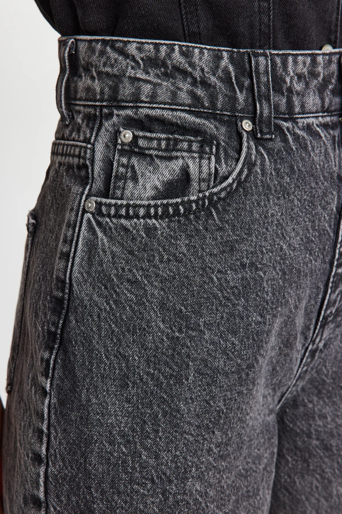 Trendyol Collection  Anthrazitfarbene Jeans mit hoher Taille und geradem Bein TWOAW24JE00173