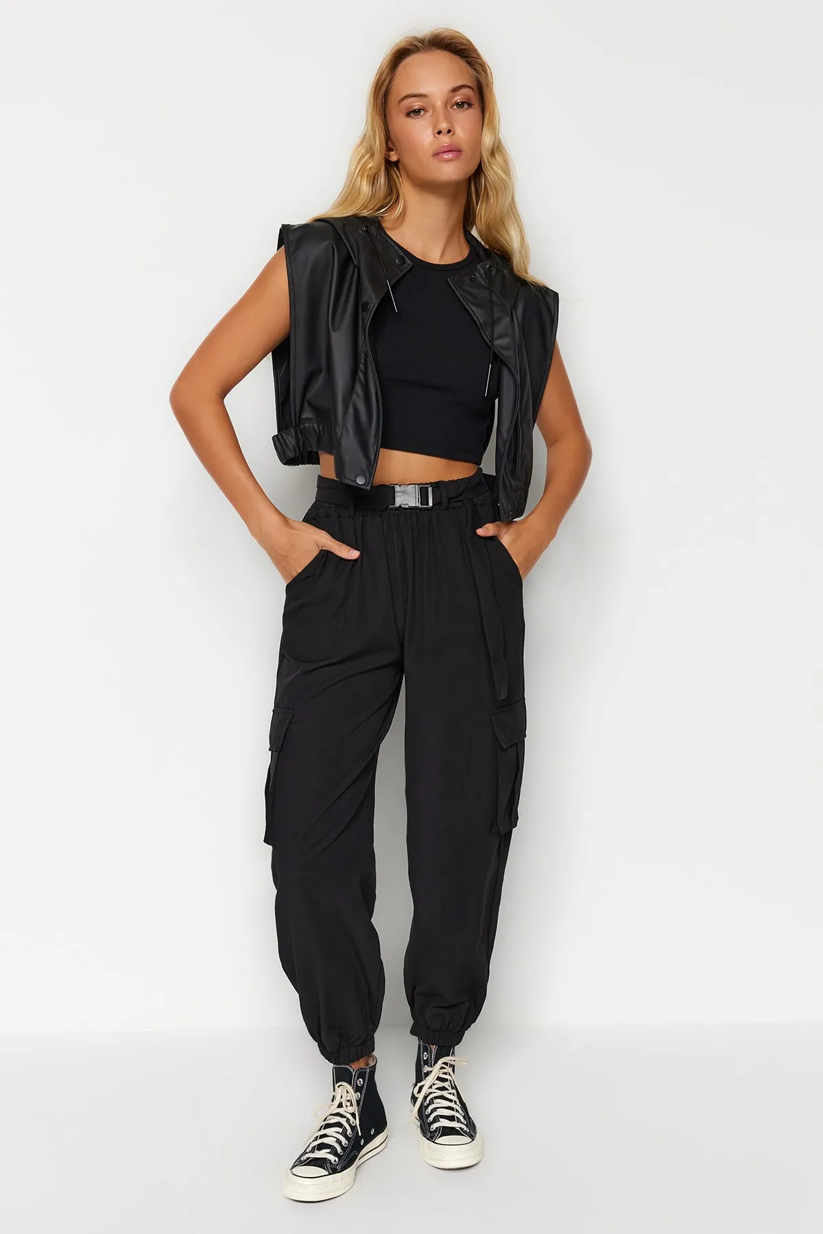 Trendyol Collection  Schwarze gewebte Hose mit Cargotaschen TWOAW24PL00293