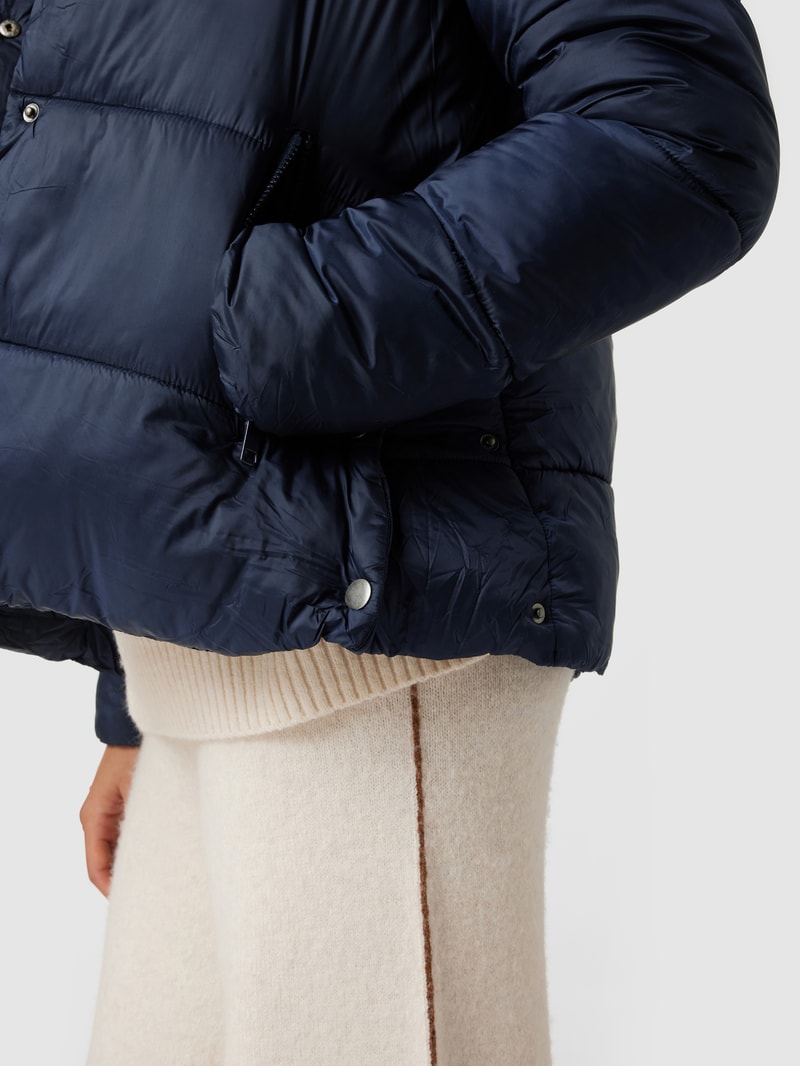 Umstands-Steppjacke mit Kapuze in marineblau