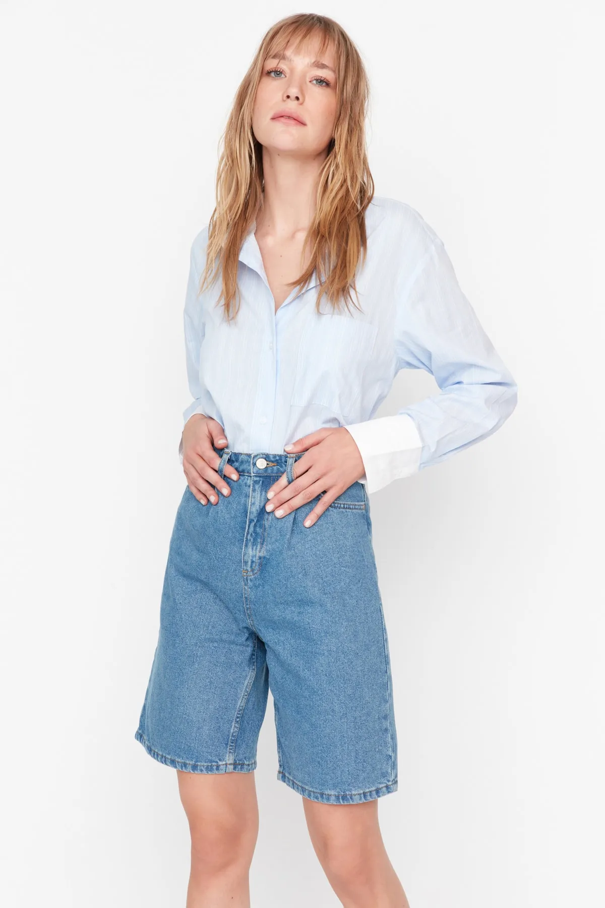 Trendyol Collection  Blaue, plissierte Jeansshorts TWOSS21SR0121