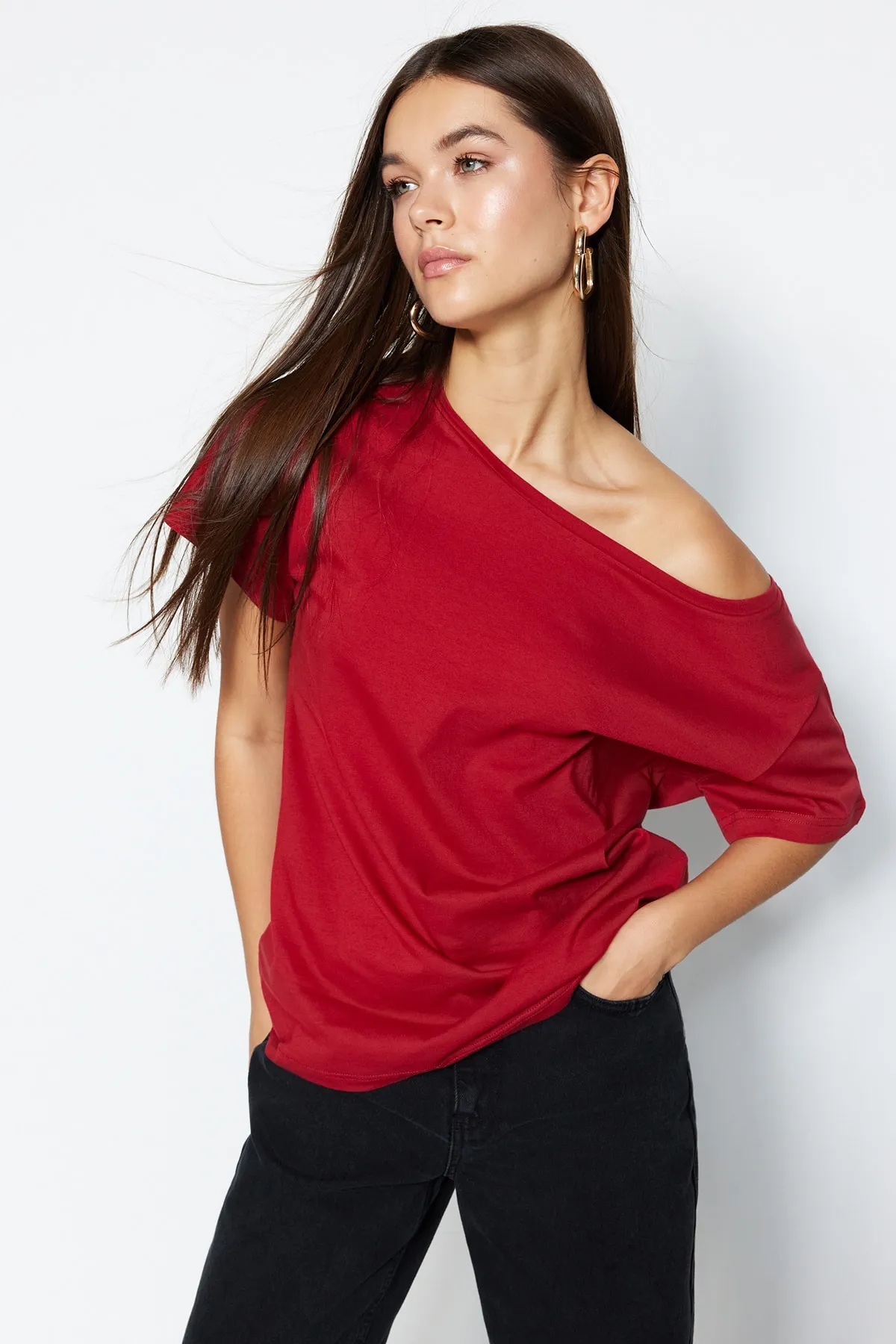 Trendyol Collection  Rotes Boyfriend-Strick-T-Shirt aus 100 % Baumwolle mit U-Boot-Ausschnitt TWOSS20TS0140