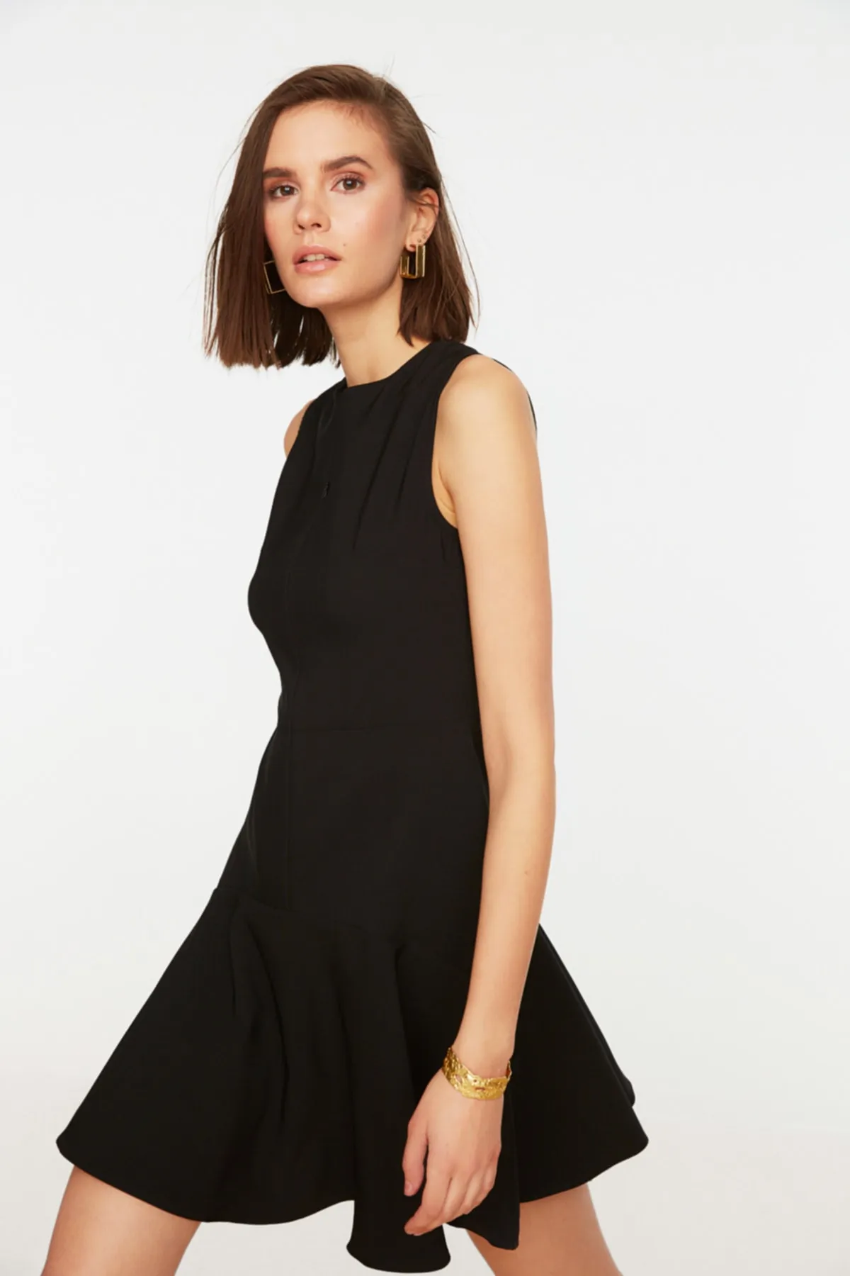 Trendyol Collection  Schwarzes Mini-Webkleid mit Reißverschluss in A-Linie TWOSS20EL1124