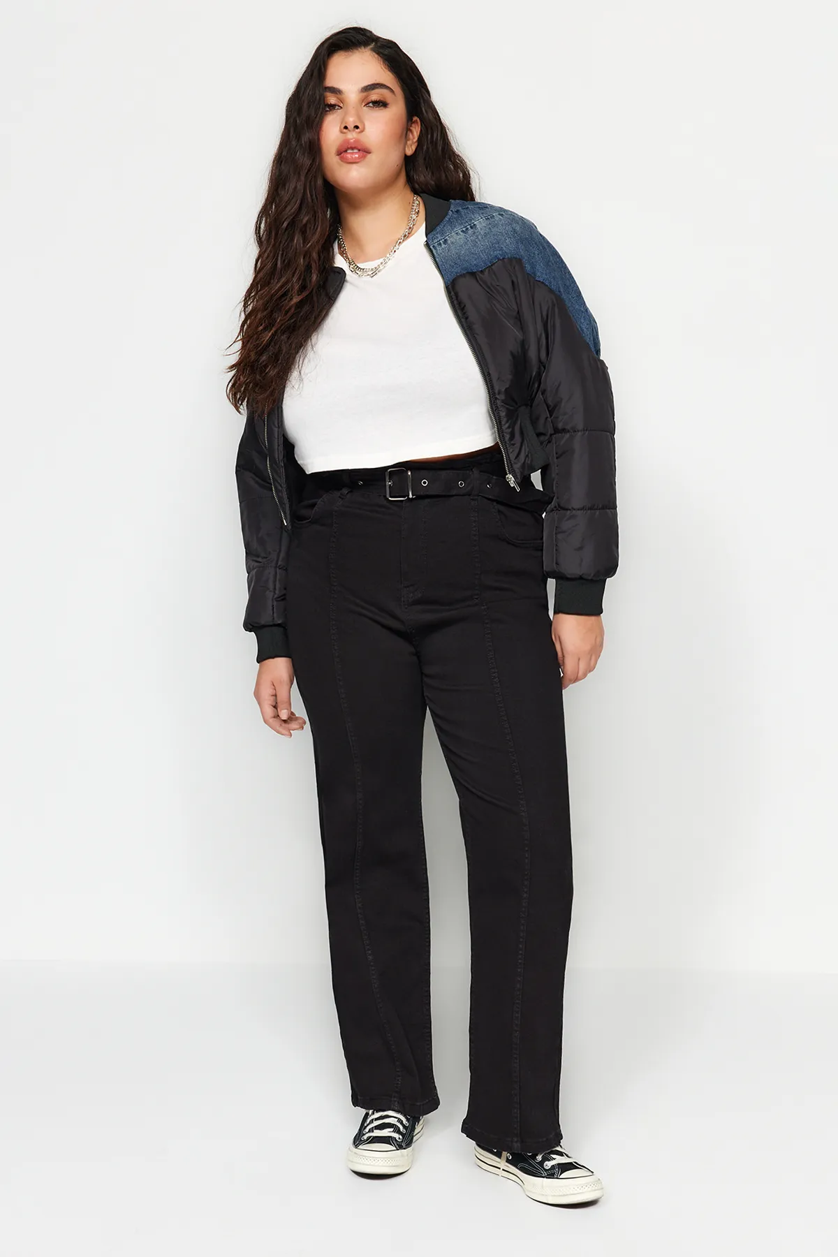 Trendyol Curve  Schwarze High-Waist-Jeans mit Gürtel und Nähten, detaillierte Straight-Fit-Jeans TBBAW24CJ00013