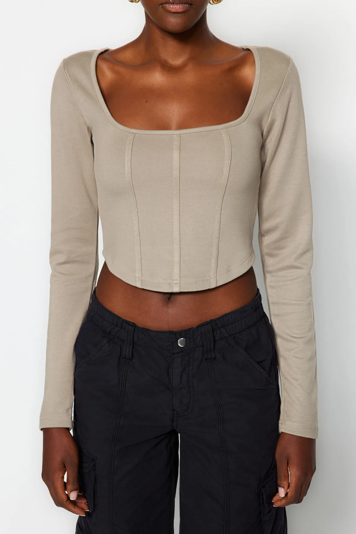 Trendyol Collection  Steinfarbene Paspelierung, detaillierte, eng anliegende Interlock-Strickbluse mit quadratischem Ausschnitt TWOAW23BZ00151
