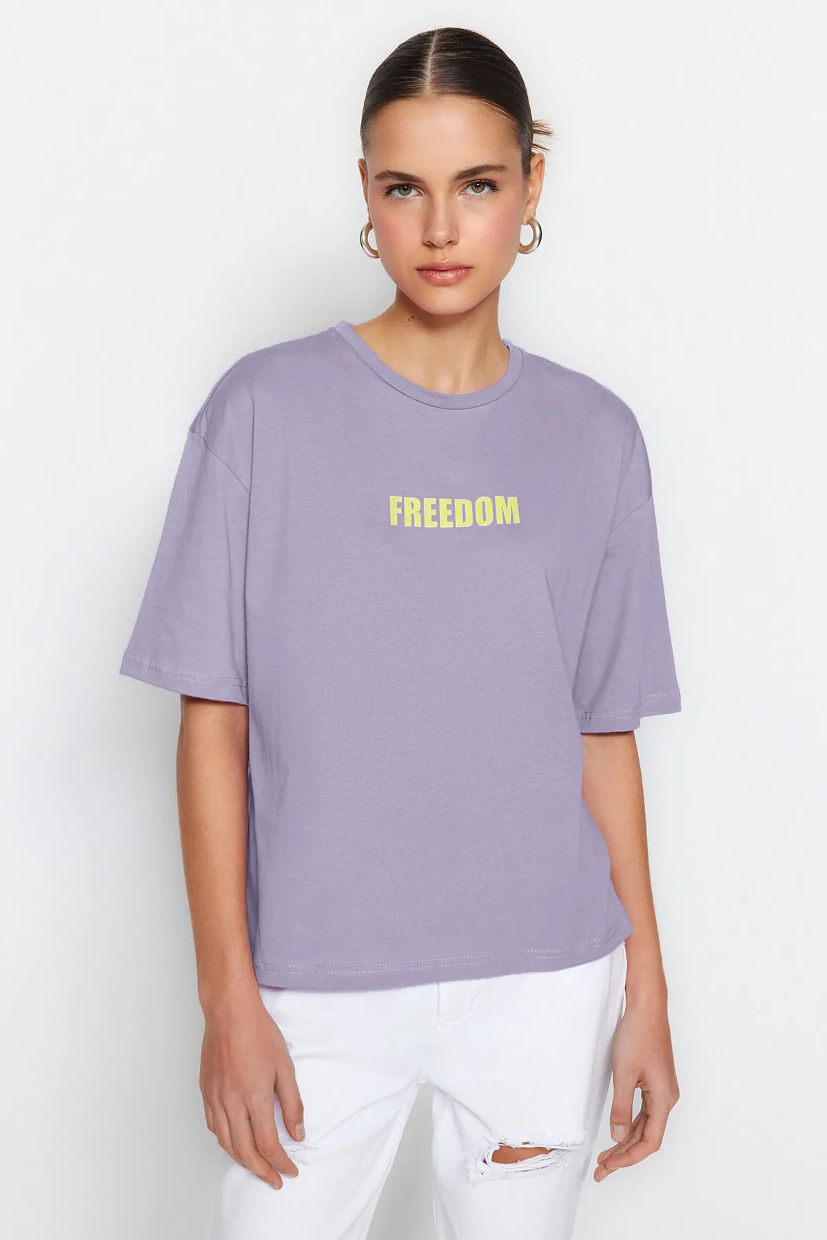 Trendyol Collection  Lilafarbenes Strick-T-Shirt mit Rundhalsausschnitt, Slogan-Aufdruck, 100 % Baumwolle, entspannte/bequeme Passform, TWOSS21TS0316