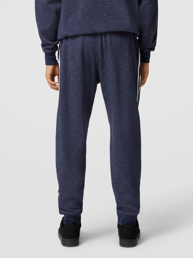 Sweatpants mit Label-Patch in marineblau