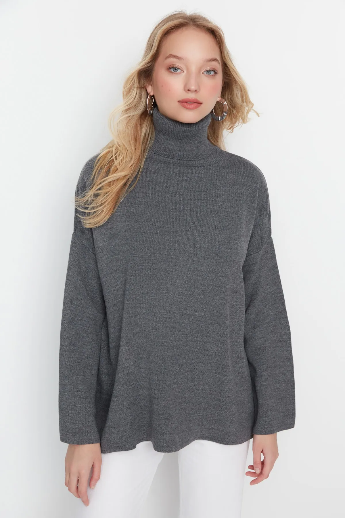 Trendyol Collection  Grauer Basic-Strickpullover mit weiter Passform TWOAW23KZ00206