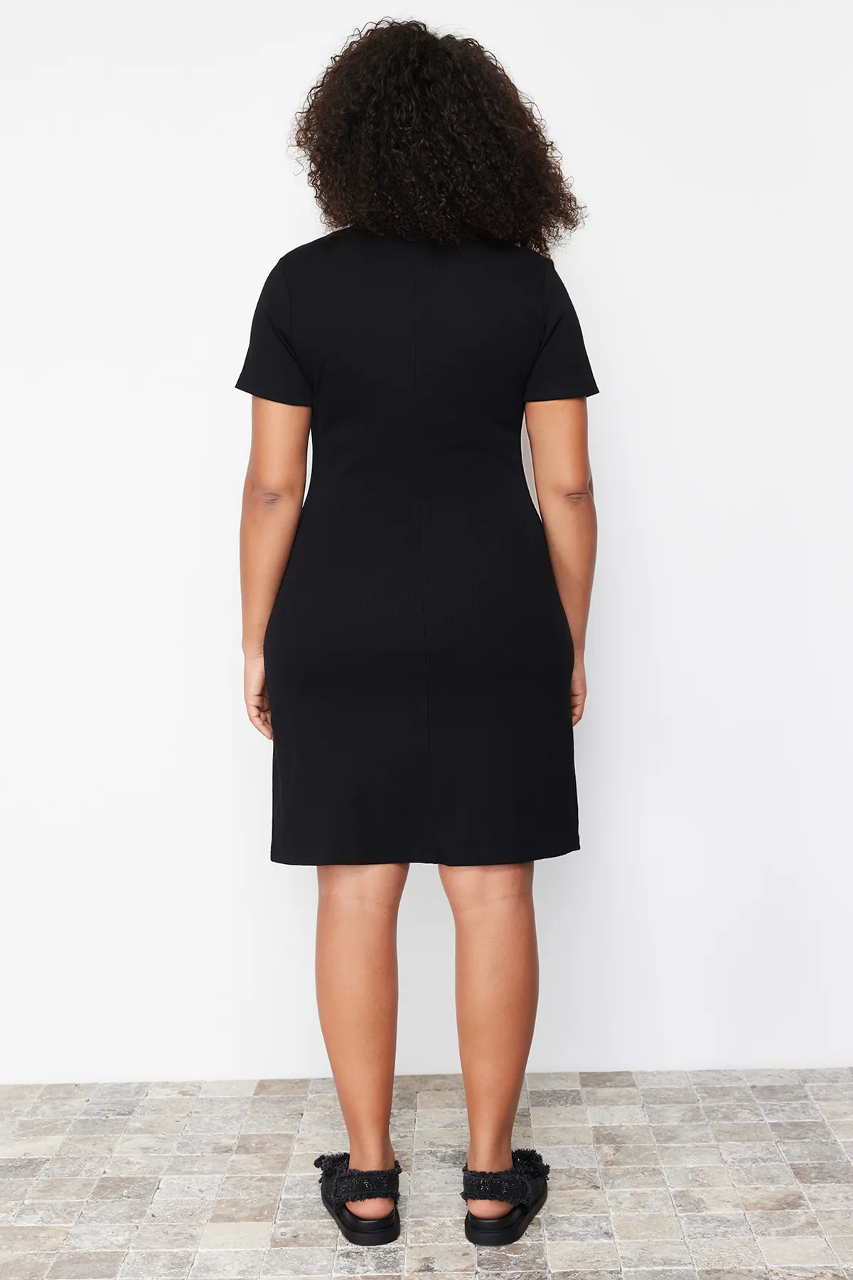 Trendyol Curve  Schwarzes Midi-Strickkleid mit Rollkragen TBBBS24AH00078