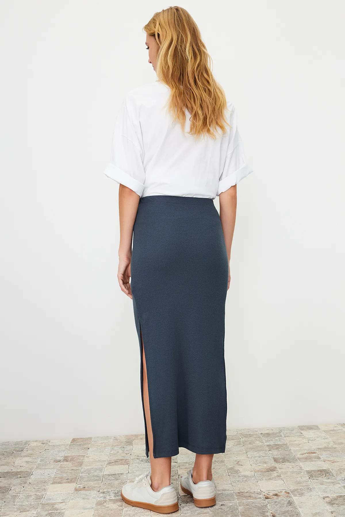 Trendyol Collection  Hellanthrazitfarbener, taillierter, gerippter, flexibler Maxi-Strickrock mit Schlitzdetails und hoher Taille TWOSS22ET0449