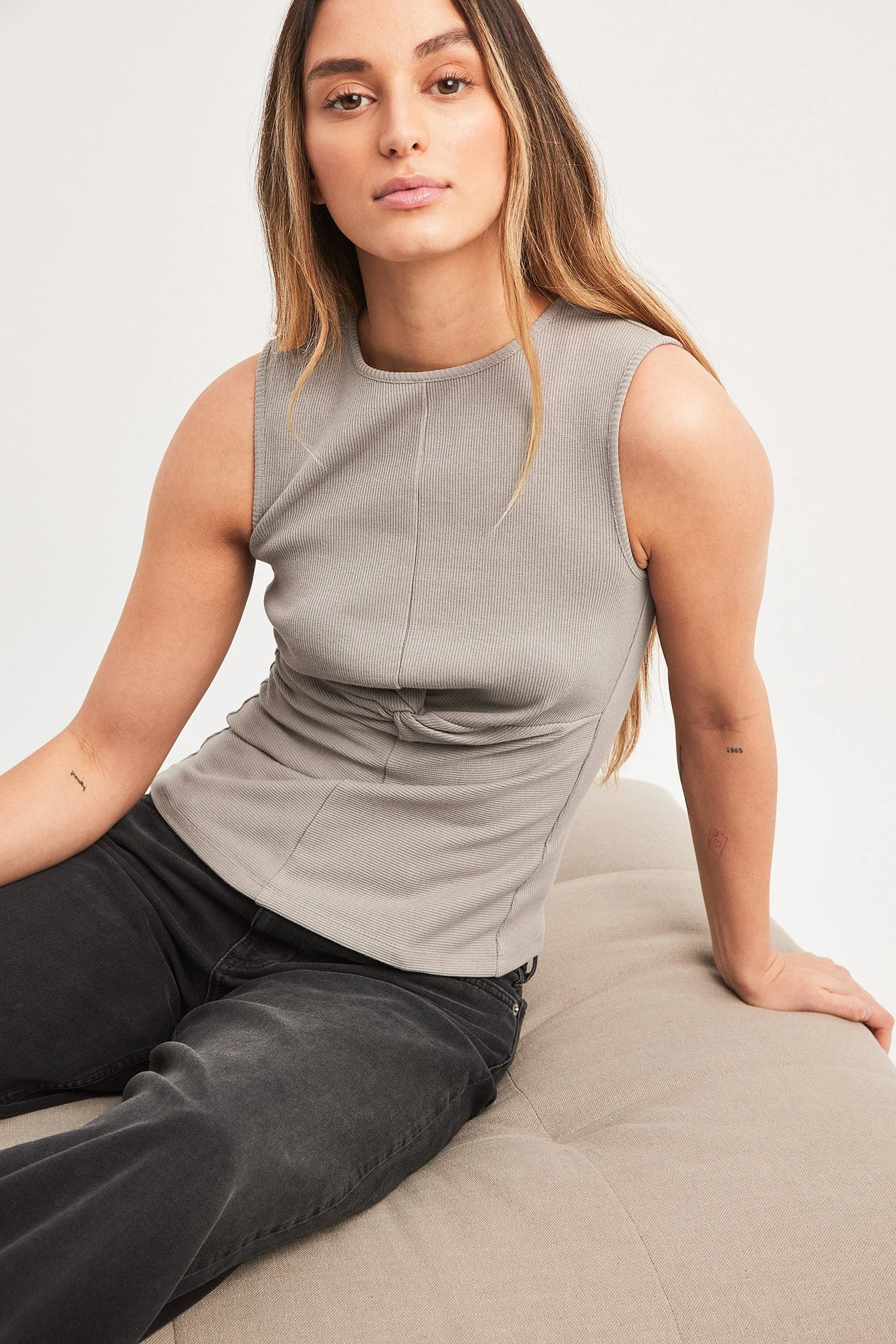 Geripptes Top mit Twist-Detail vorne