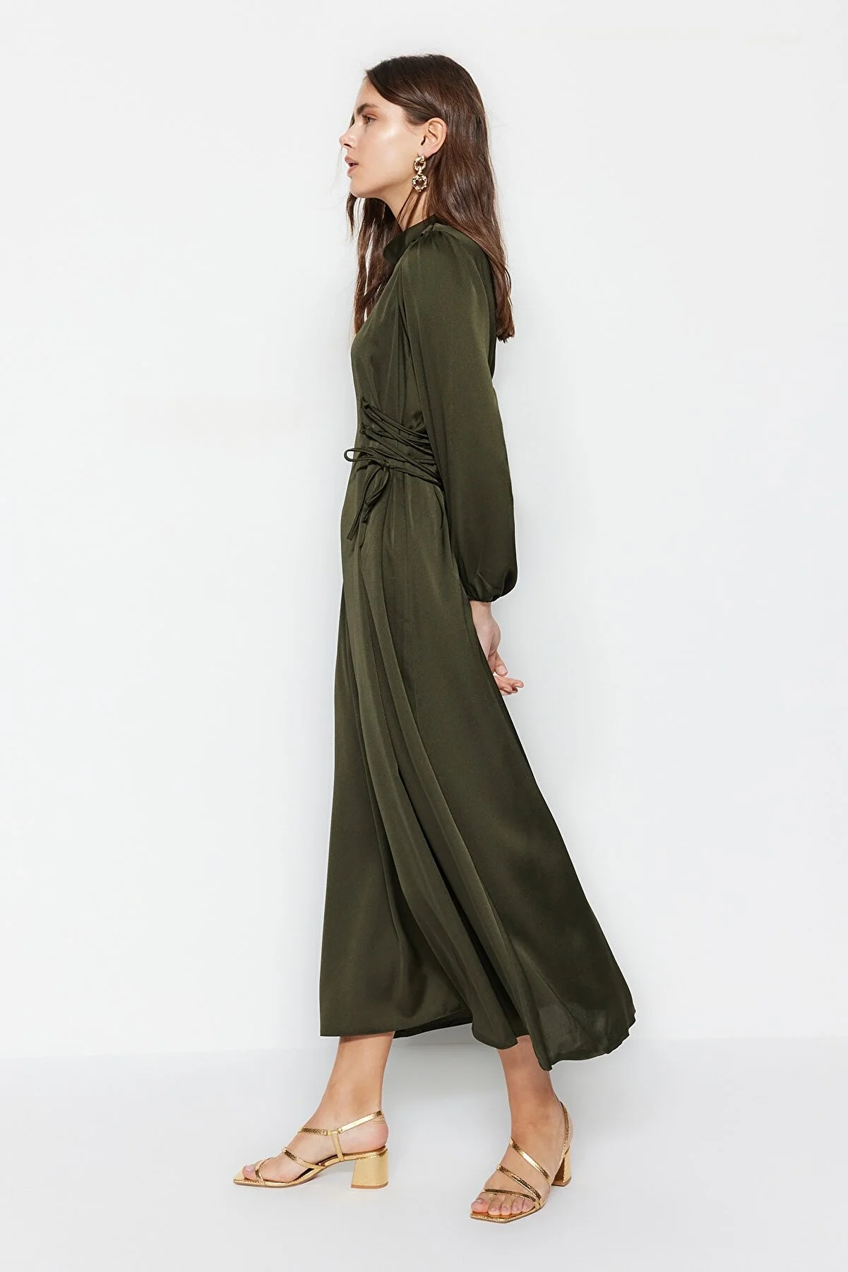 Trendyol Modest  Khakifarbenes Britted-Satin-Abendkleid mit Taille TCTSS23DB00037