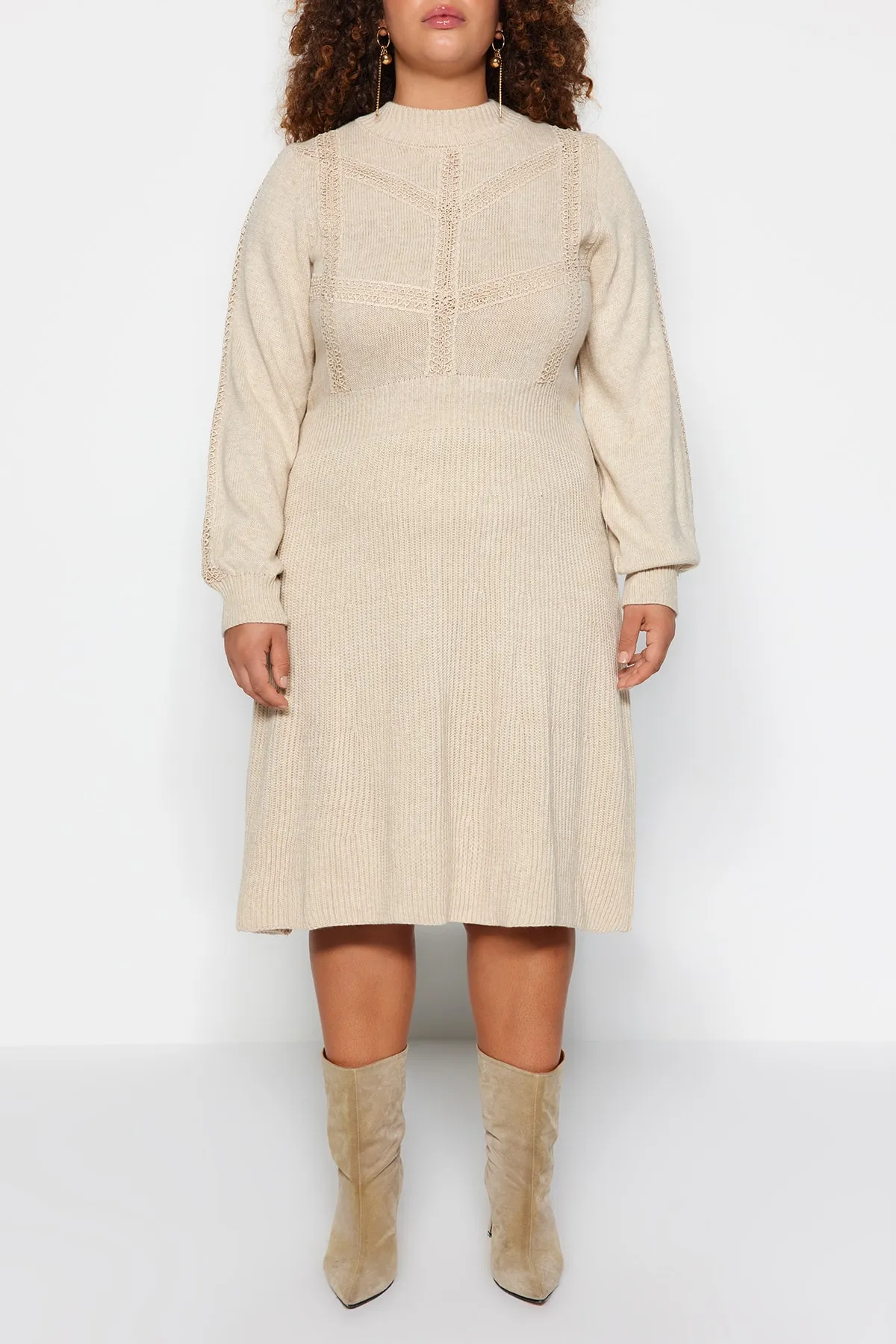 Trendyol Curve  Beiges Strickkleid mit Strickdetail TBBAW24AH00018