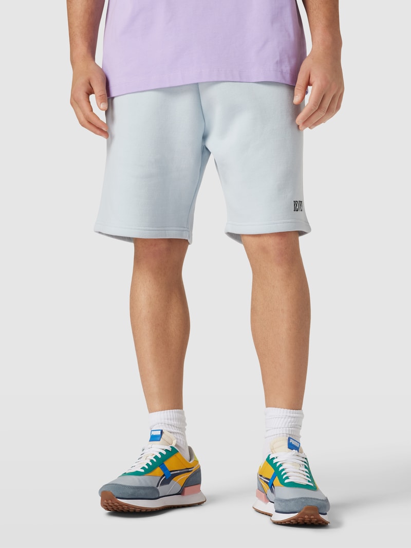 Sweatshorts mit elastischem Bund in hellblau