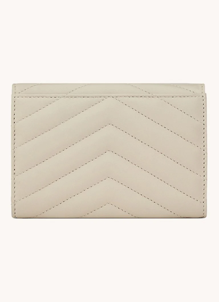 Portofel mic matlasat, tip clutch, de la Saint Laurent Cassandre, confecționat din piele de miel matlasată.