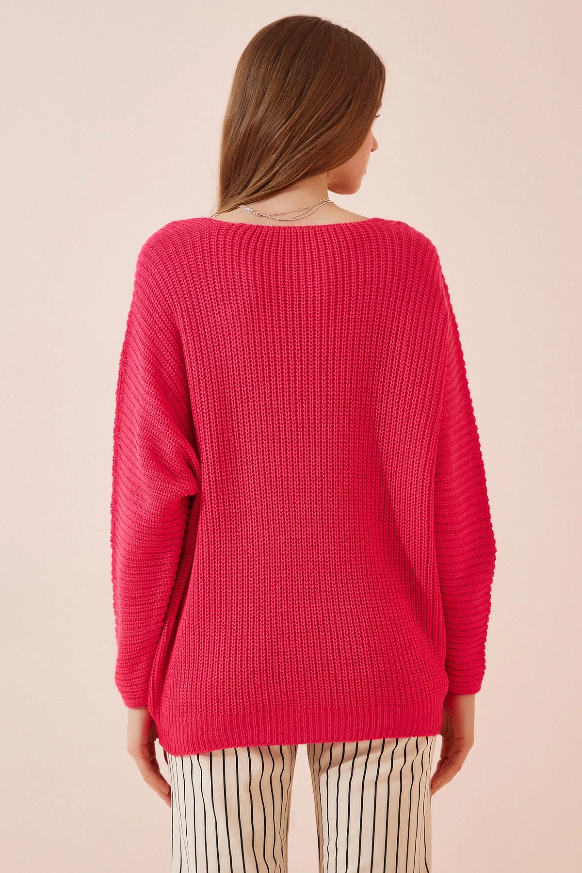 Happiness İstanbul  Dunkelrosa Thessaloniki Strick-Sweatshirt mit V-Ausschnitt und Oversize-Strick für Damen ZA00059