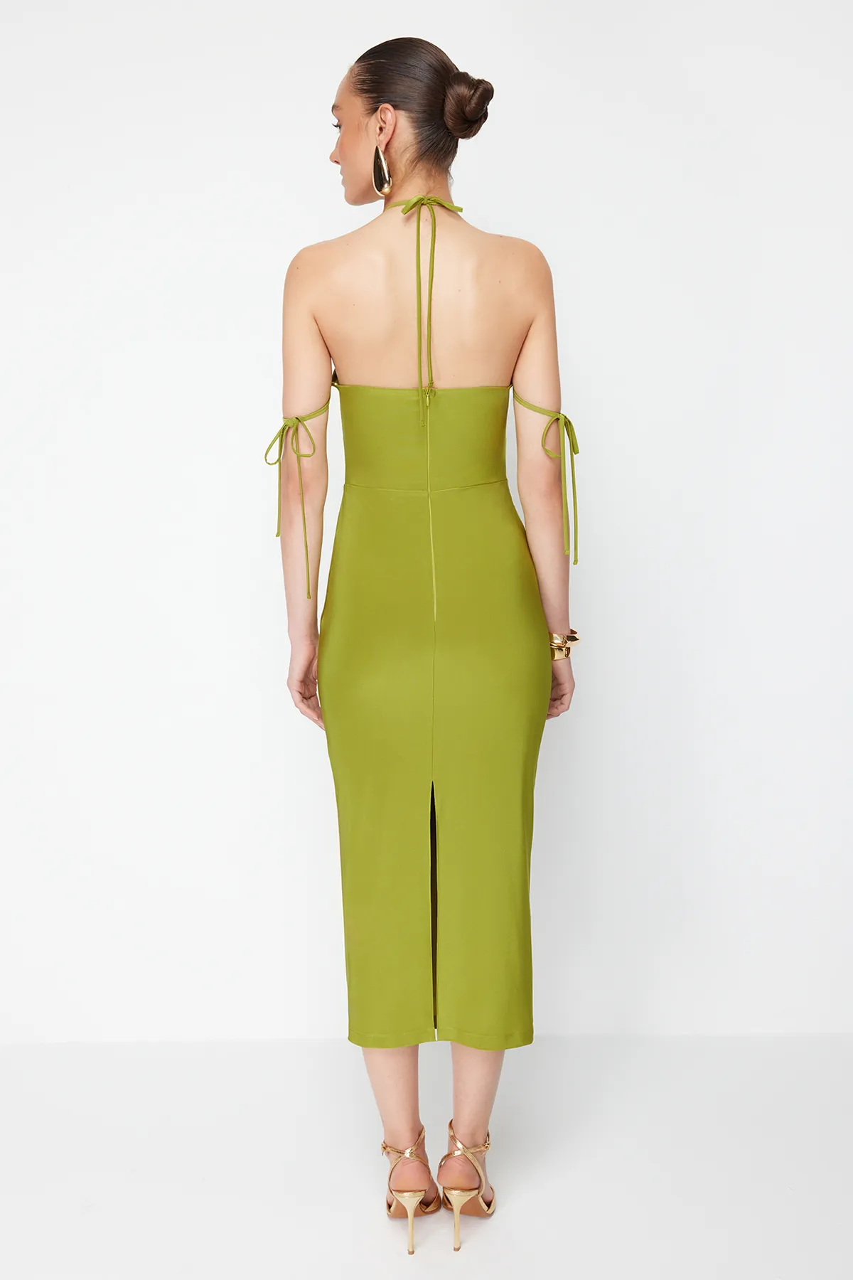 Trendyol Collection  Zeynep Tosun Ölgrünes gestricktes Abendkleid - Fenster und Accessoire detailliert TCLSS24EL00000