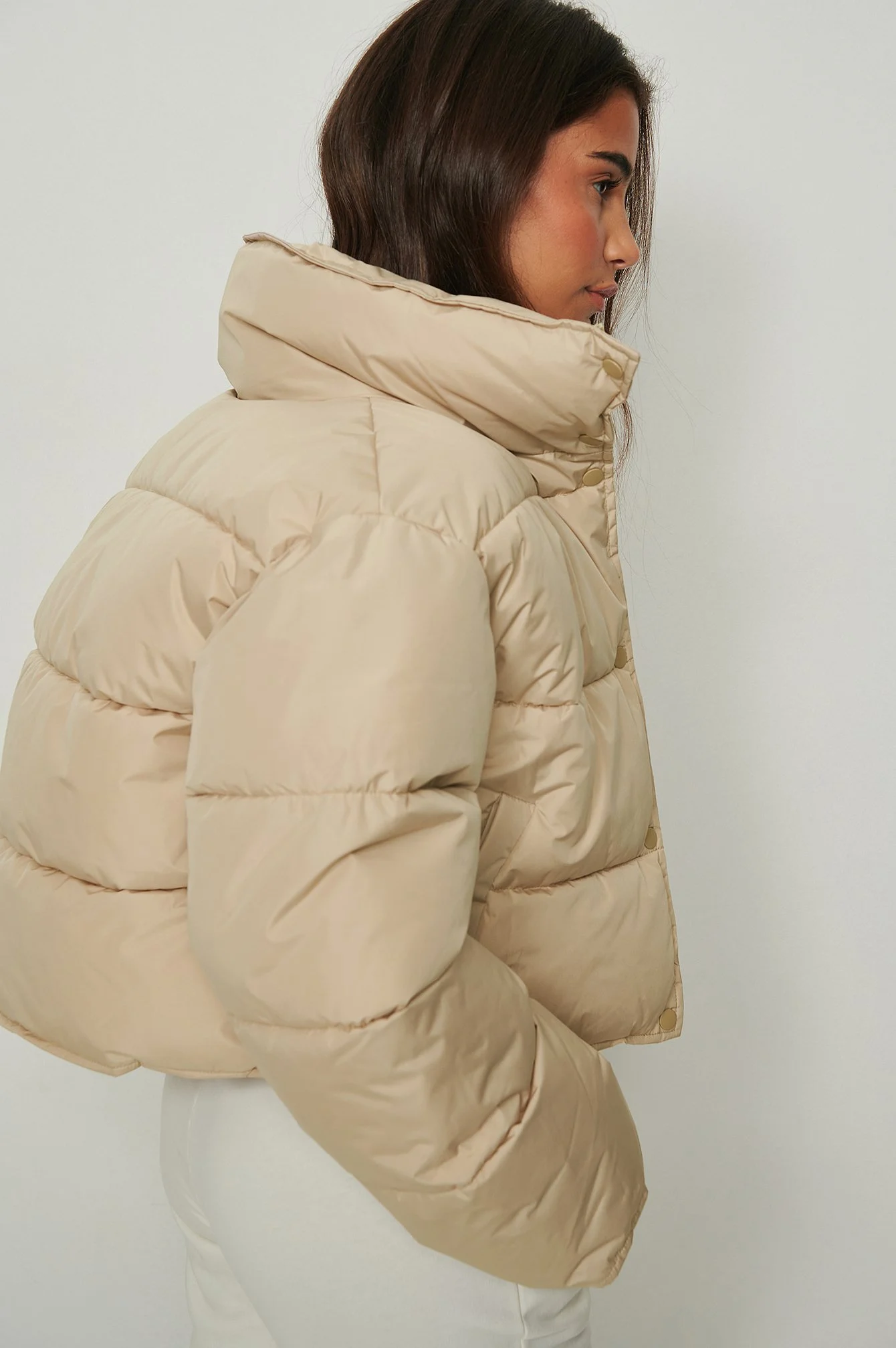 Recycelte kurze gefütterte Jacke mit Druckknöpfen