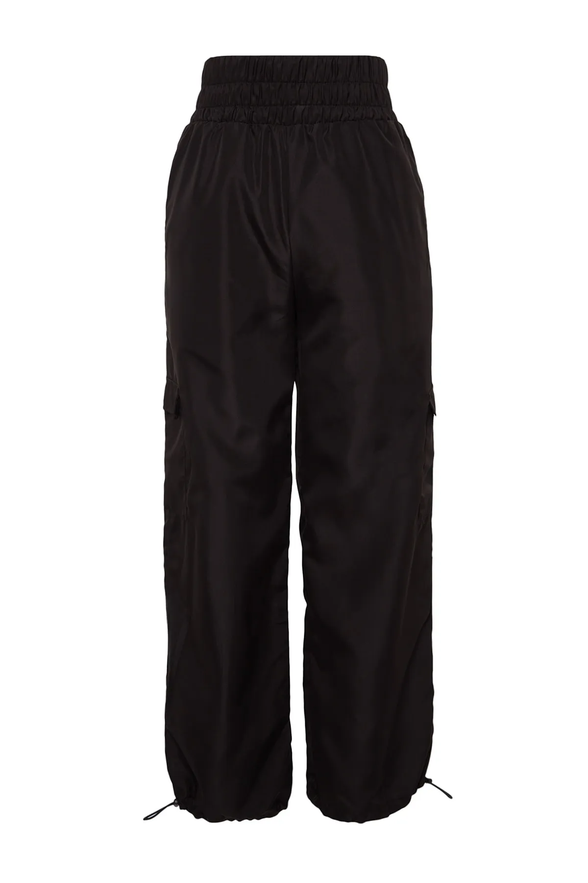 Trendyol Collection  Schwarze gestrickte Sporthose aus Fallschirmstoff mit Taschendetails THMAW24EA00002