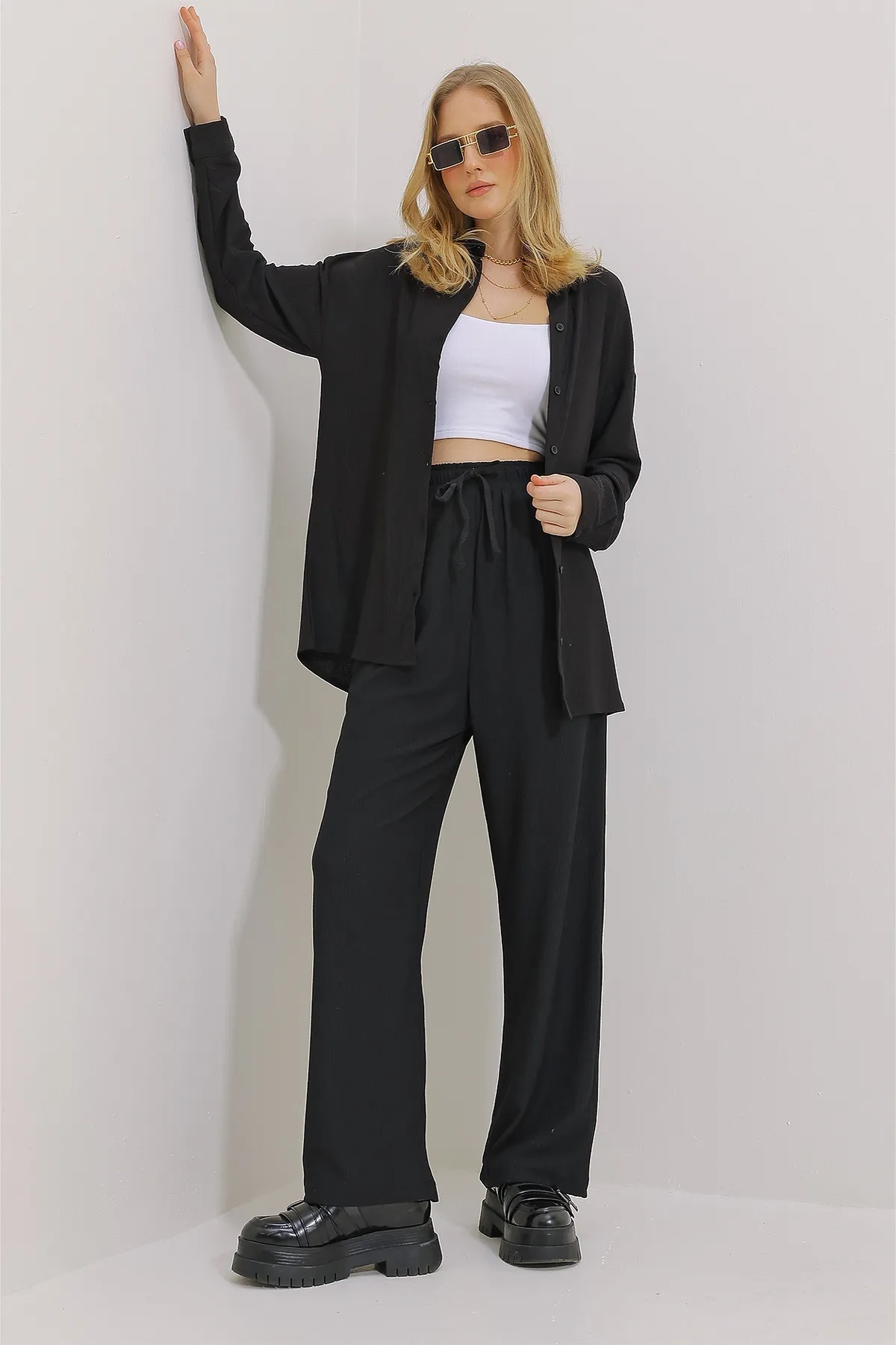 Trend Alaçatı Stili  Schwarzes Oversize-Shirt und locker geschnittene Crinkle-Hose-Set für Damen ALC-X9652