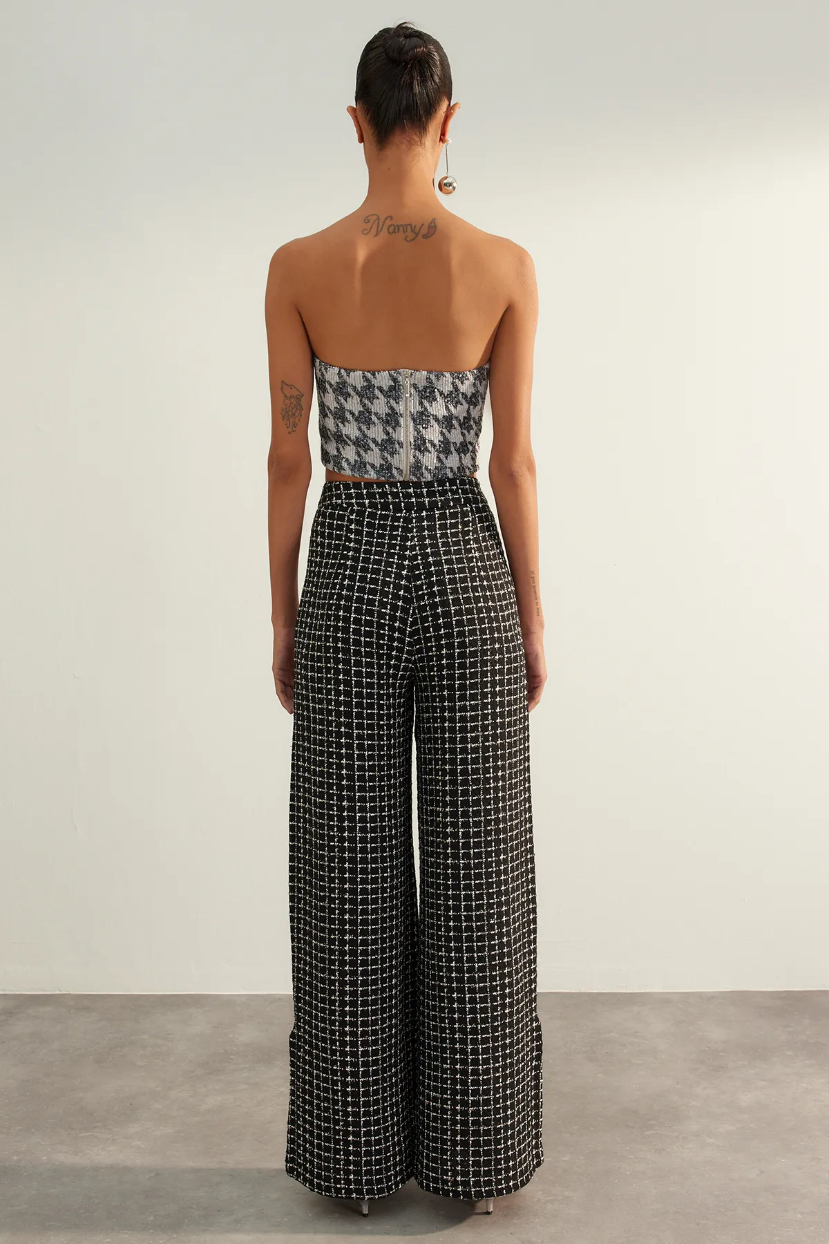 Trendyol Collection  Schwarze, limitierte Palazzo-Hose mit extra weitem Bein und Tweed-Karomuster aus Webstoff TWOAW24PL00286