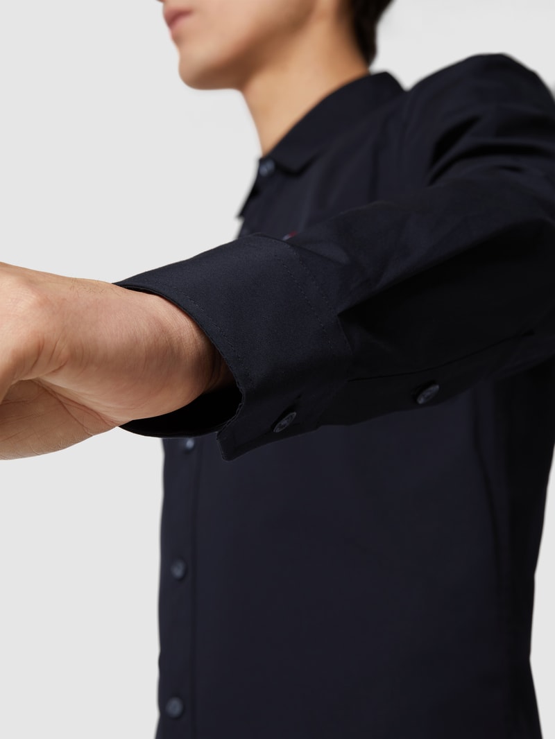 Slim Fit Freizeithemd mit Stretch-Anteil in schwarz