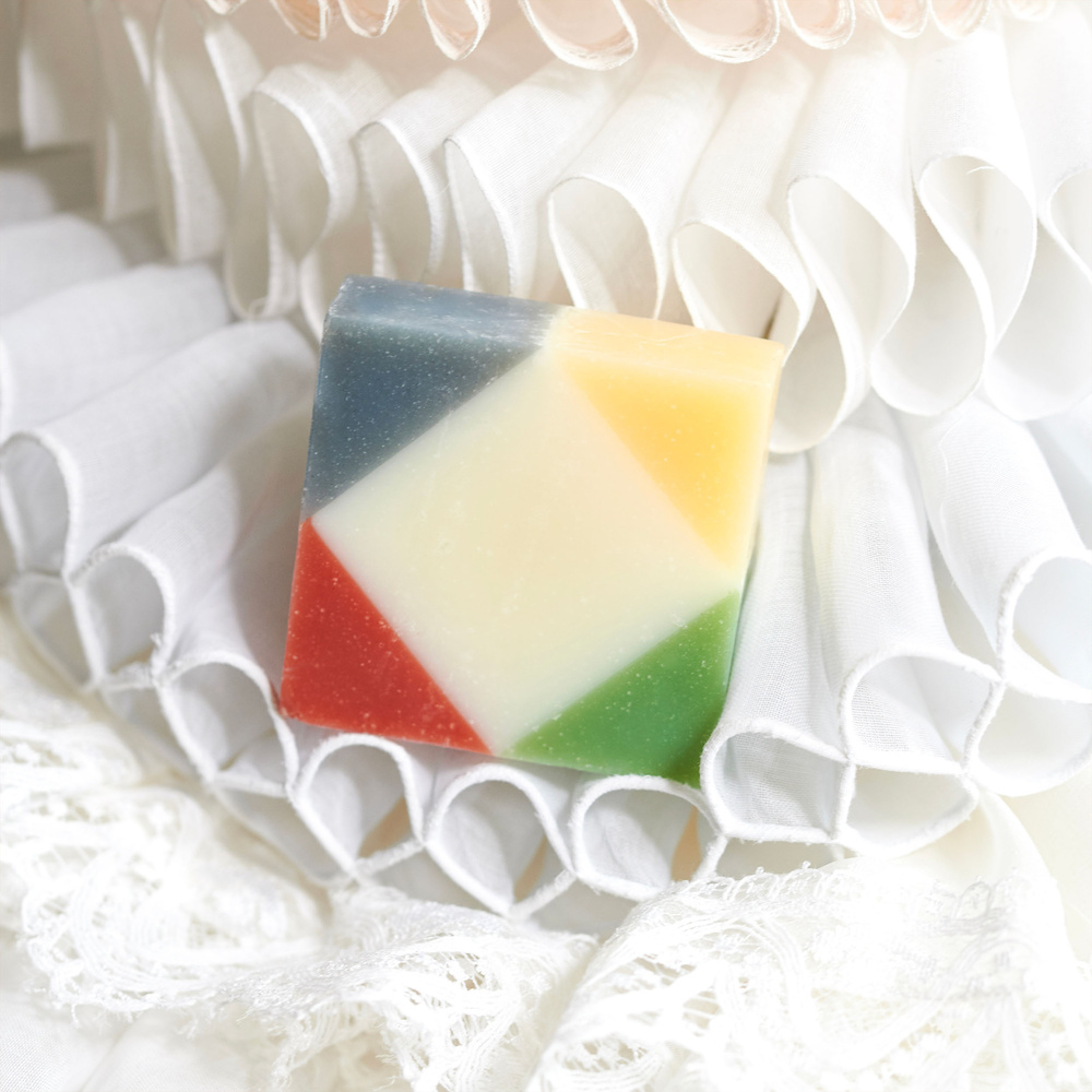 ciment ARLEQUIN 2 Savon surgras corps motif Arlequin 2 - Fragrance Rose Fraiche Savon solide 100g