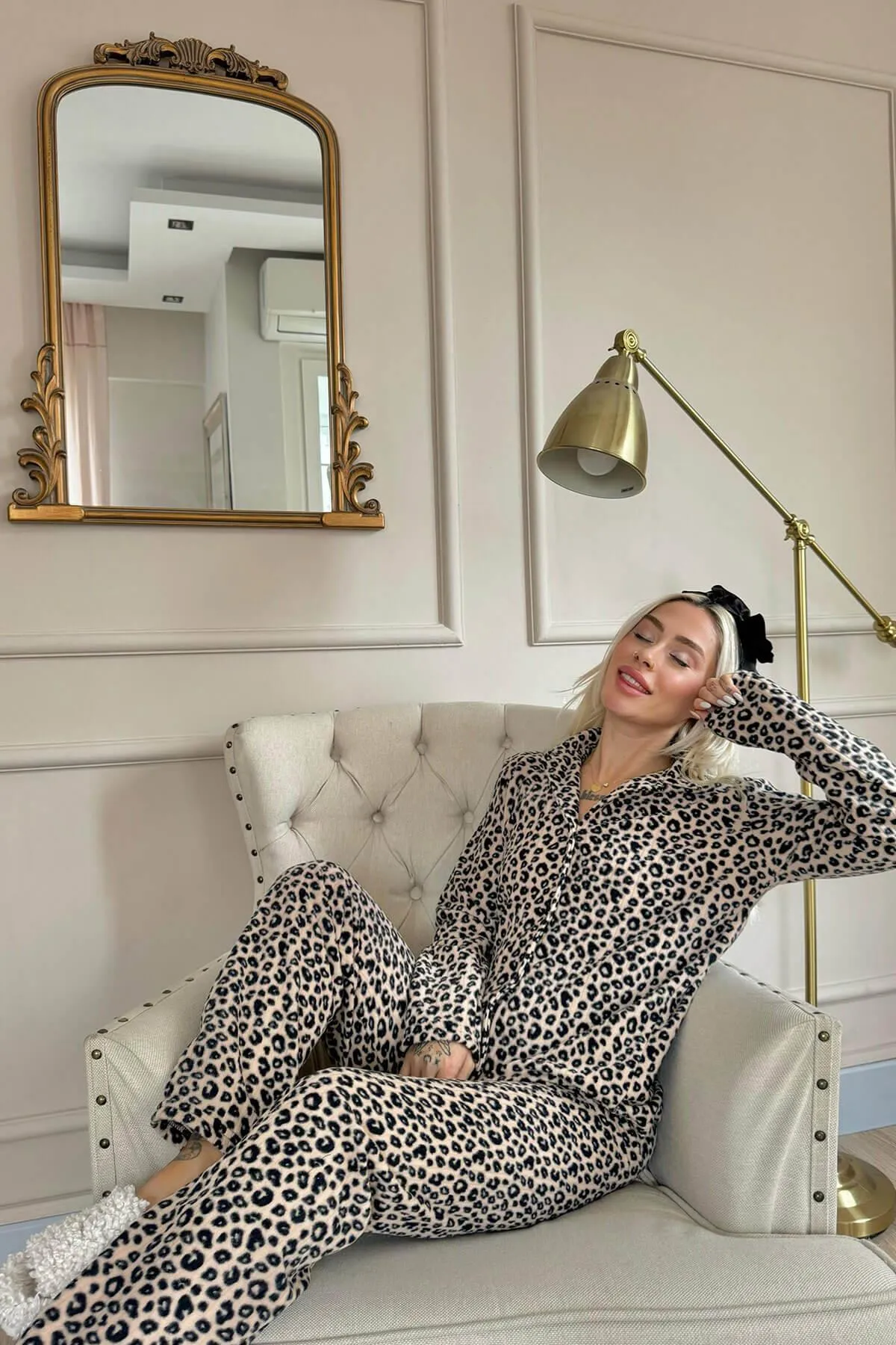 Pijamaevi  Braunes, gemustertes Pyjama-Set aus Plüsch-Fleece mit Knöpfen vorne